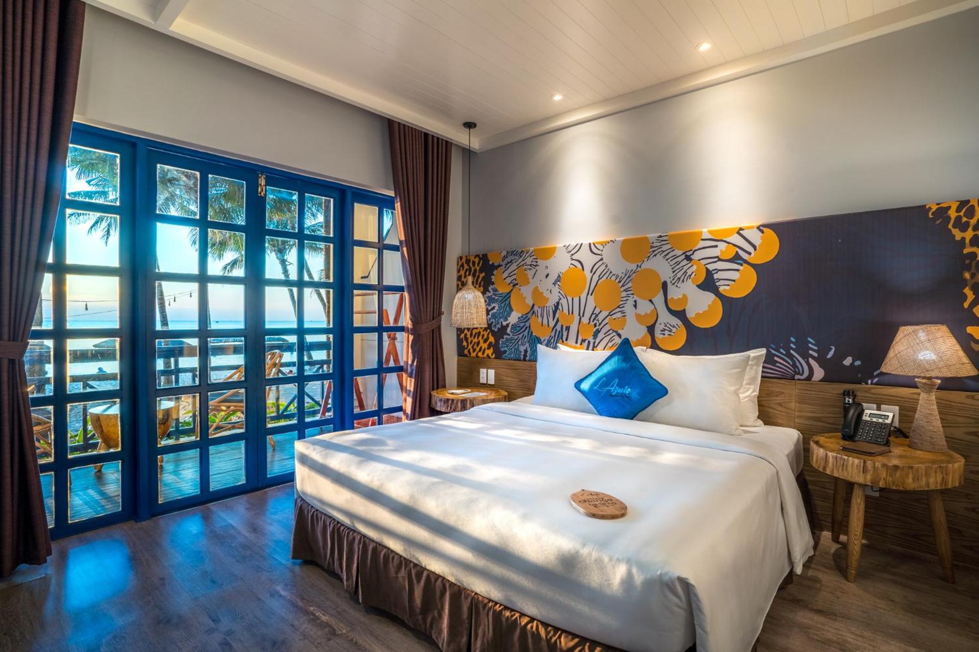 Deluxe Beachfront King Bed - Photo 3