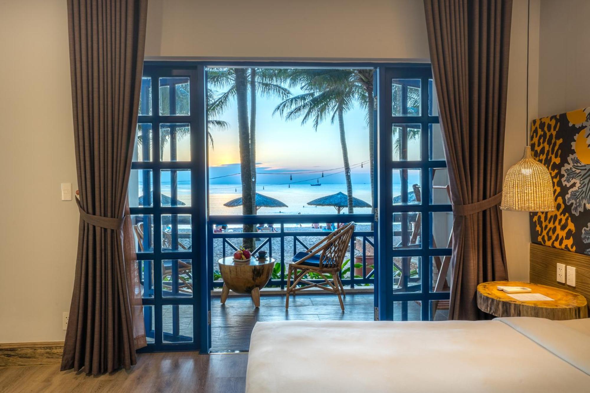 Deluxe Beachfront King Bed - Photo 2