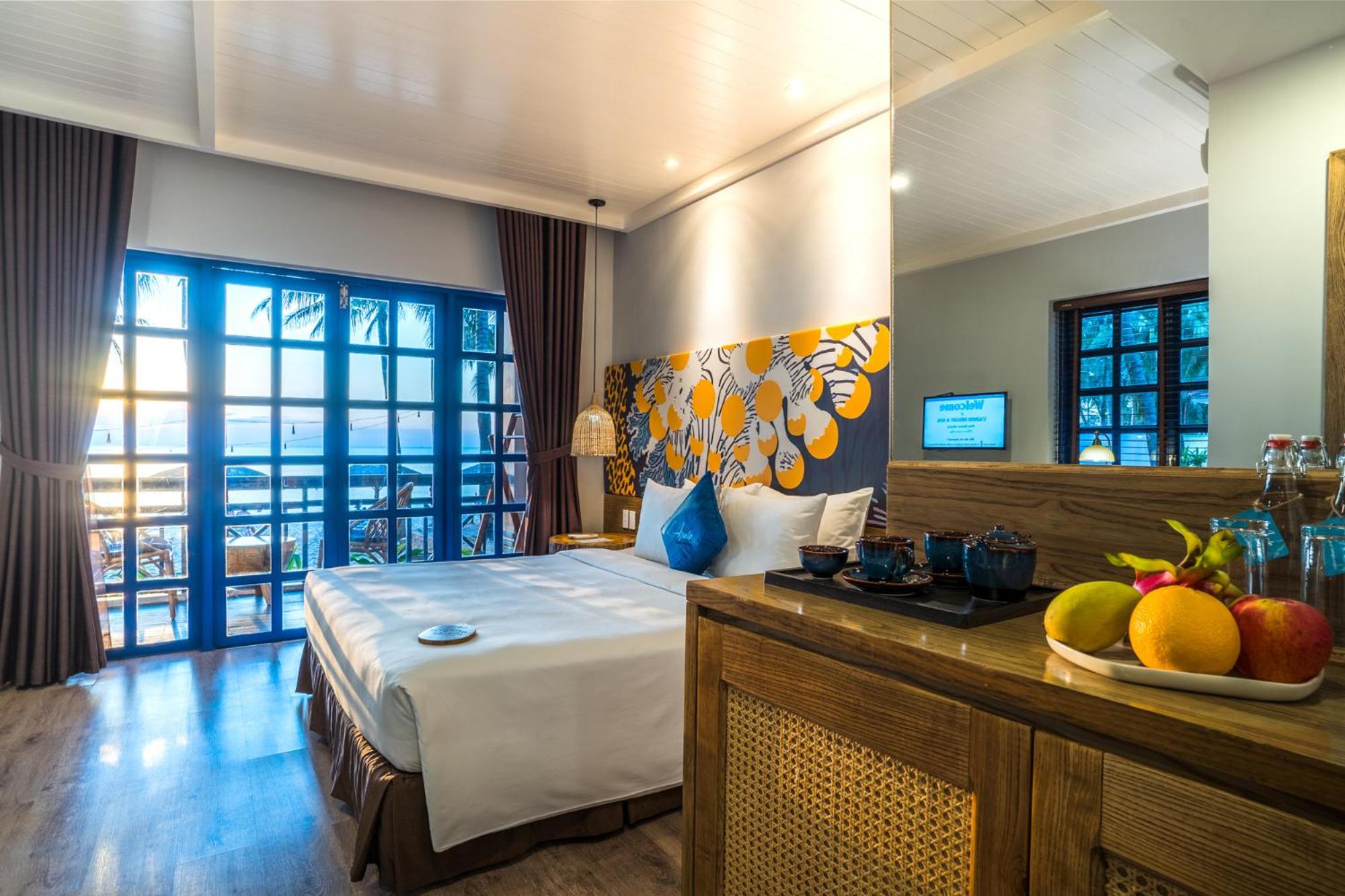 Deluxe Beachfront King Bed - Photo 4