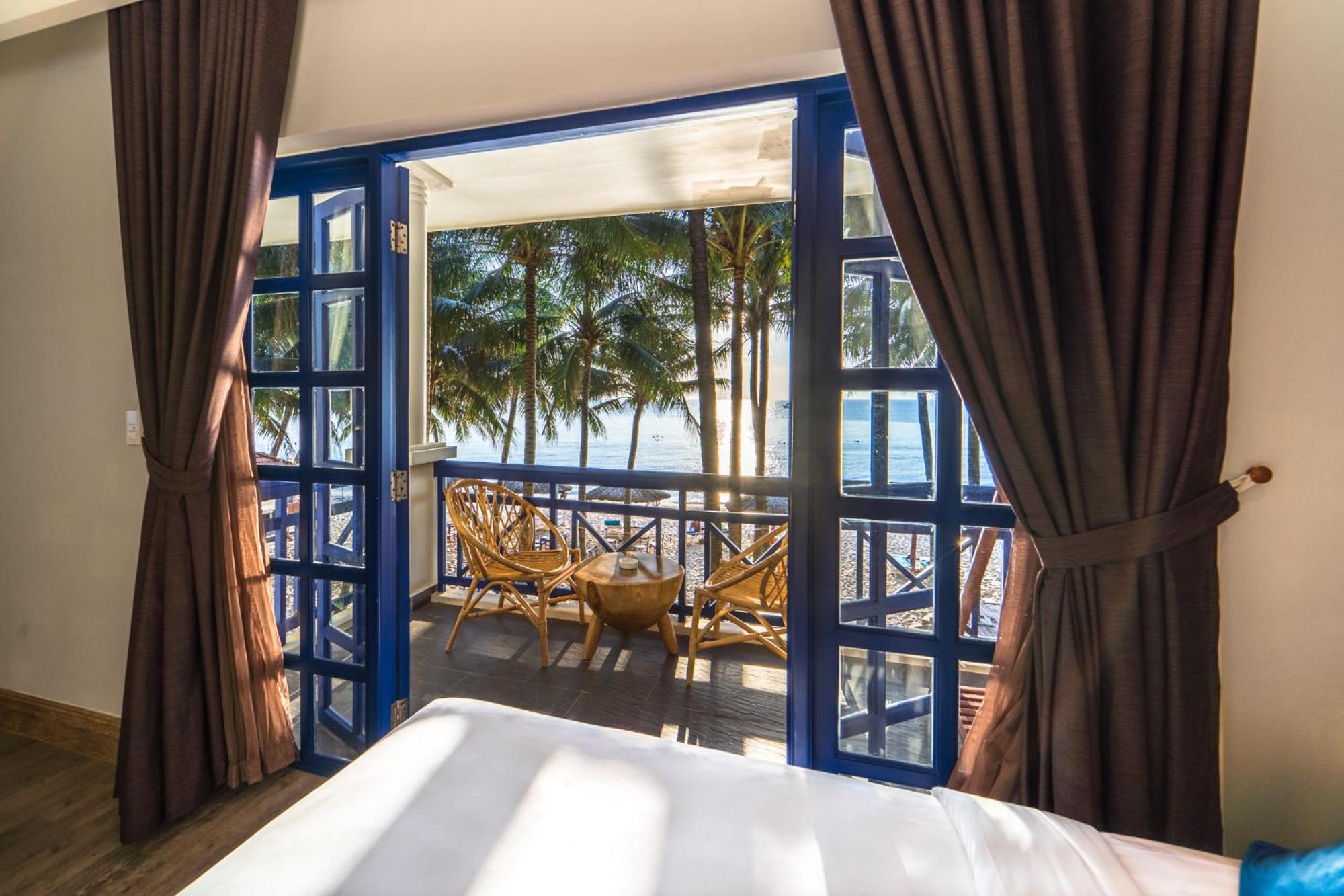 Deluxe Beachfront Twin Bed - Photo 4