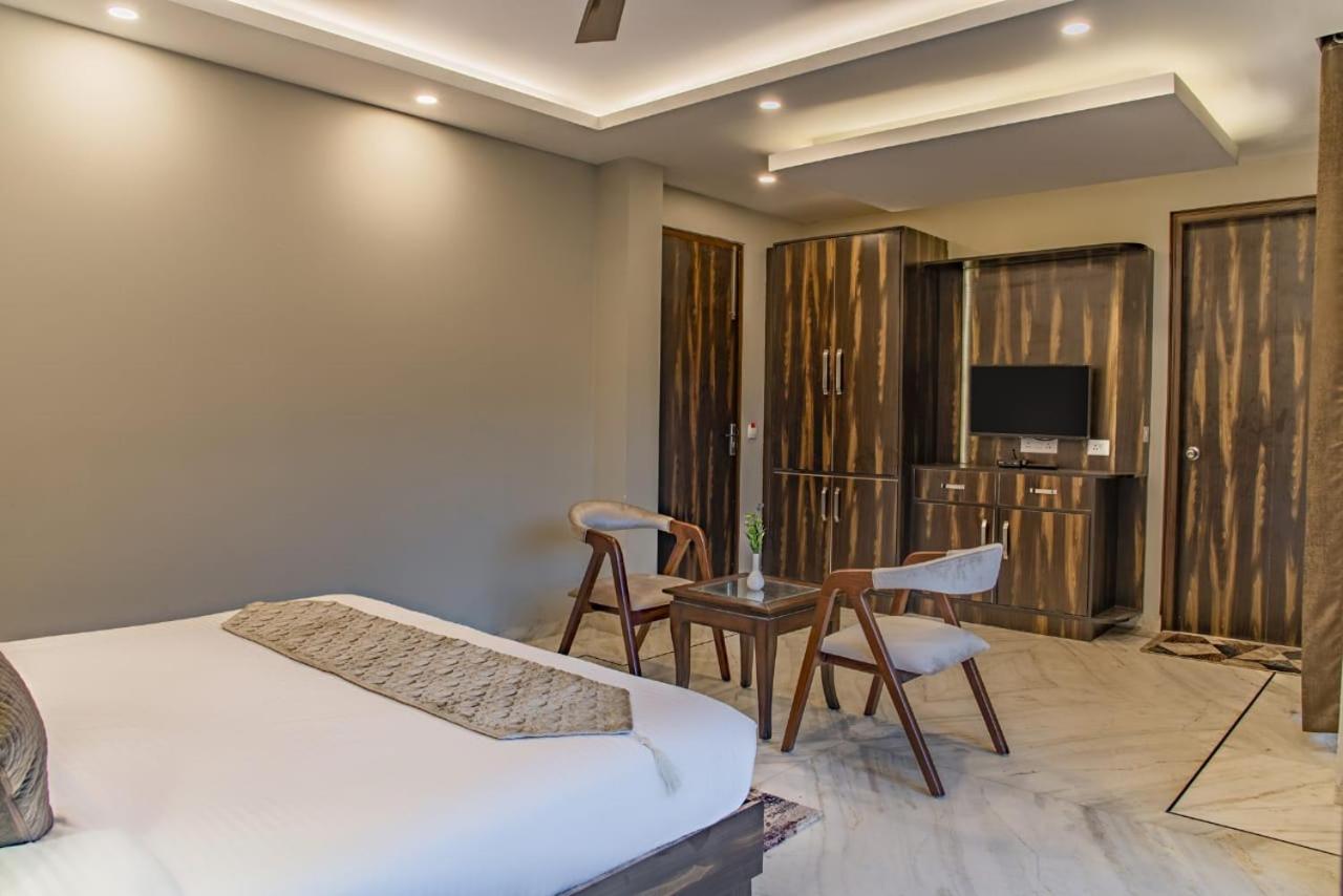 King Room with Balcony - Photo 14