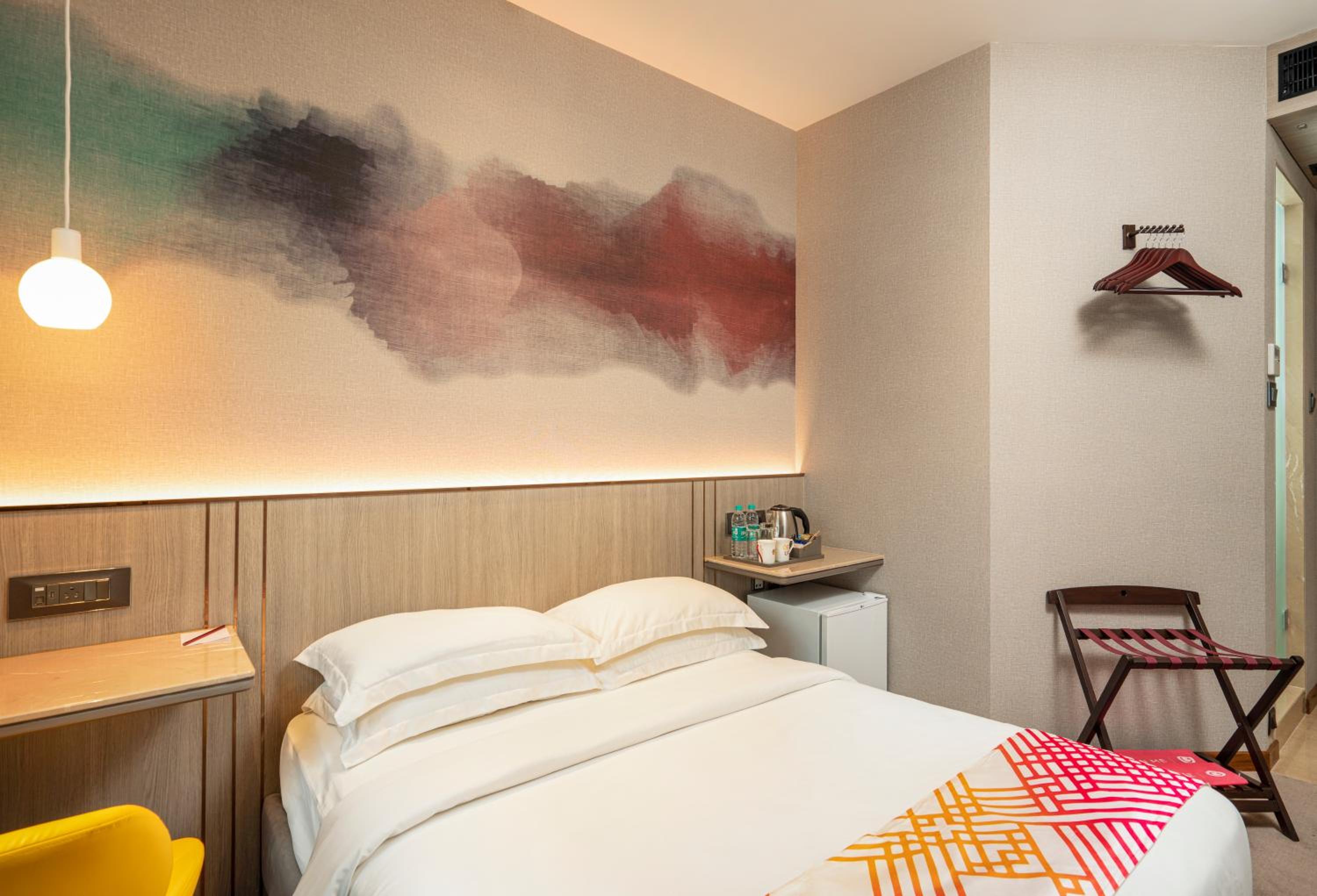 Luxe Queen Room - Photo 15