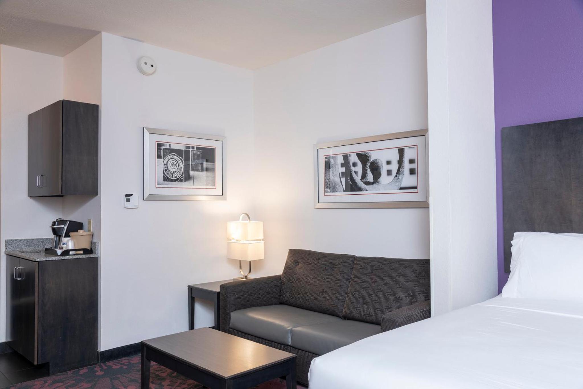 Queen Suite with Two Queen Beds - Photo 2