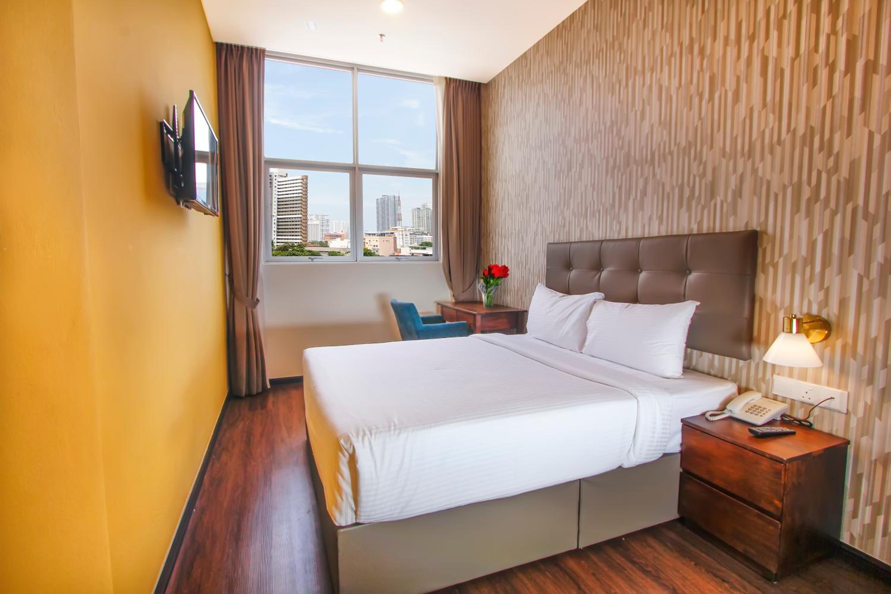 Deluxe Queen Room - Photo 2