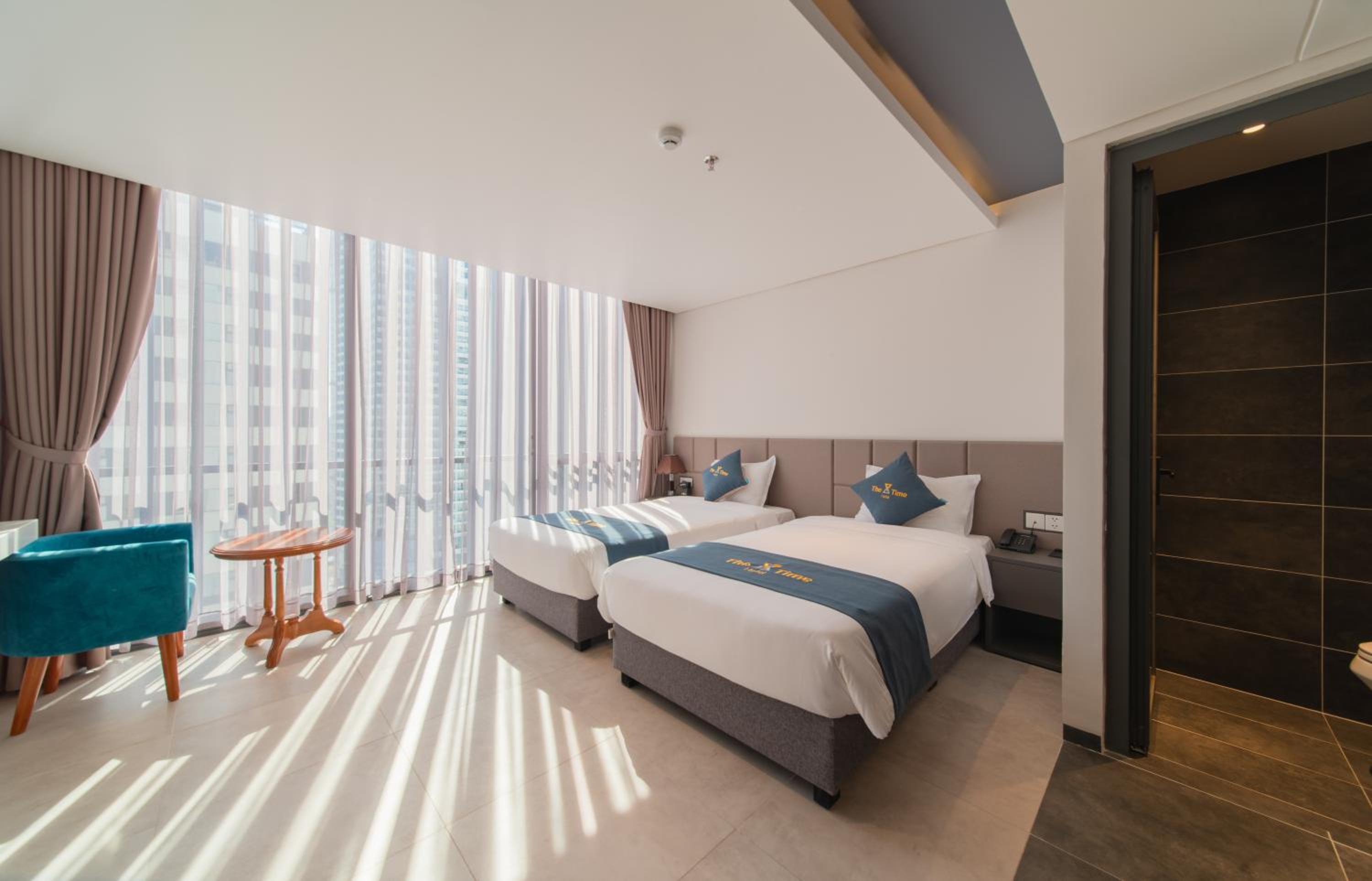 Double or Twin Room with City View - Photo 9