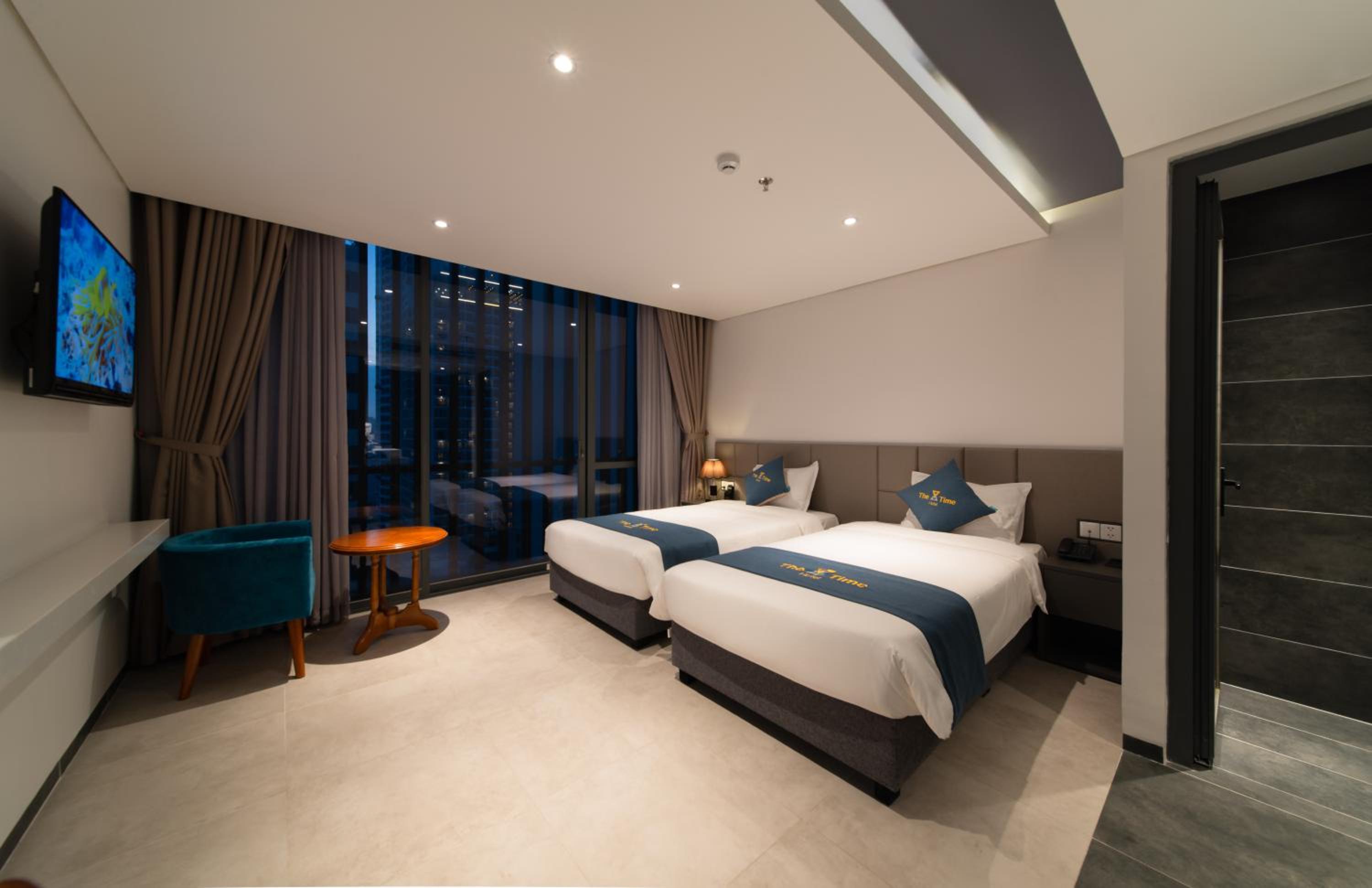 Double or Twin Room with City View - Photo 6