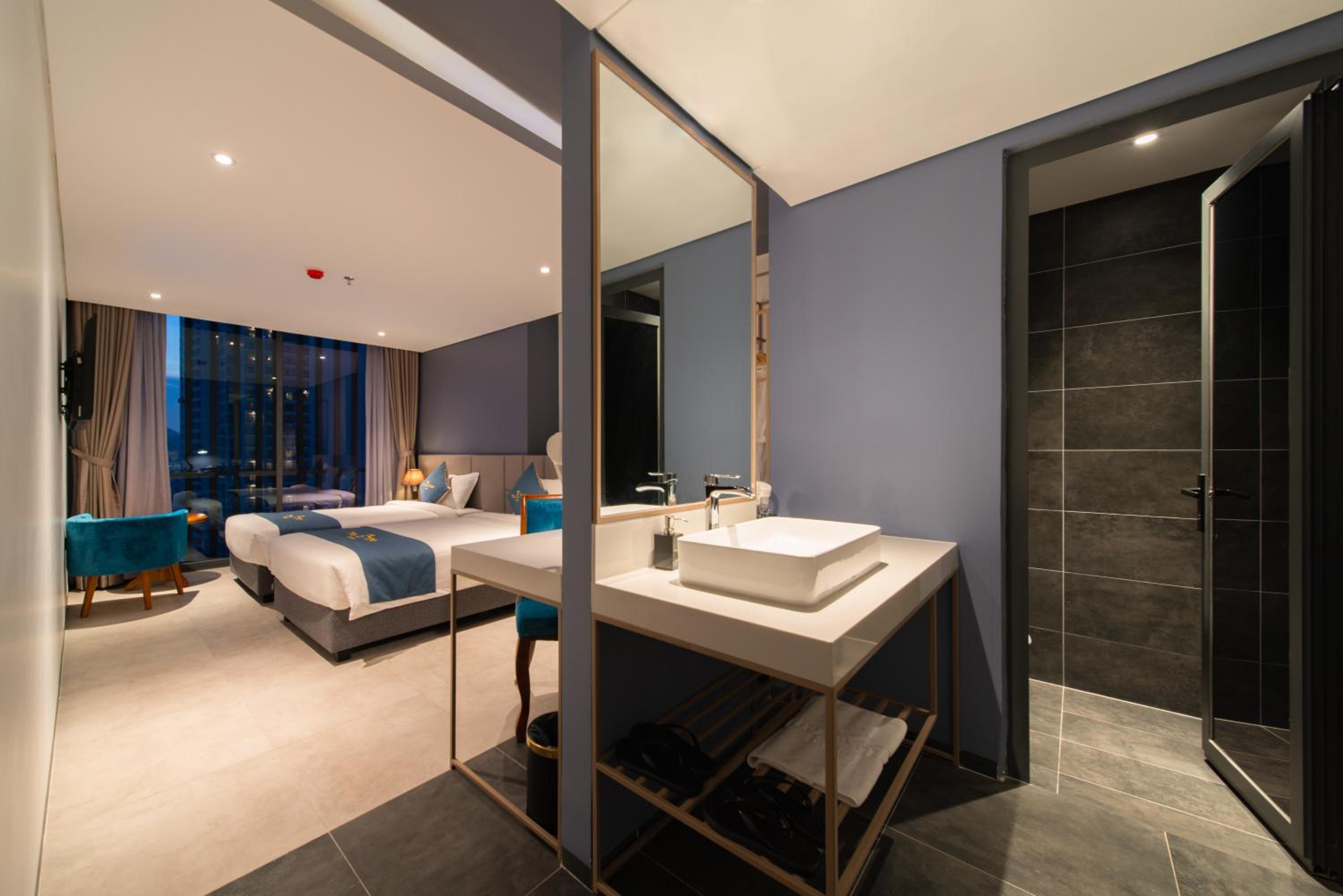 Deluxe Double or Twin Room with City View - Photo 9