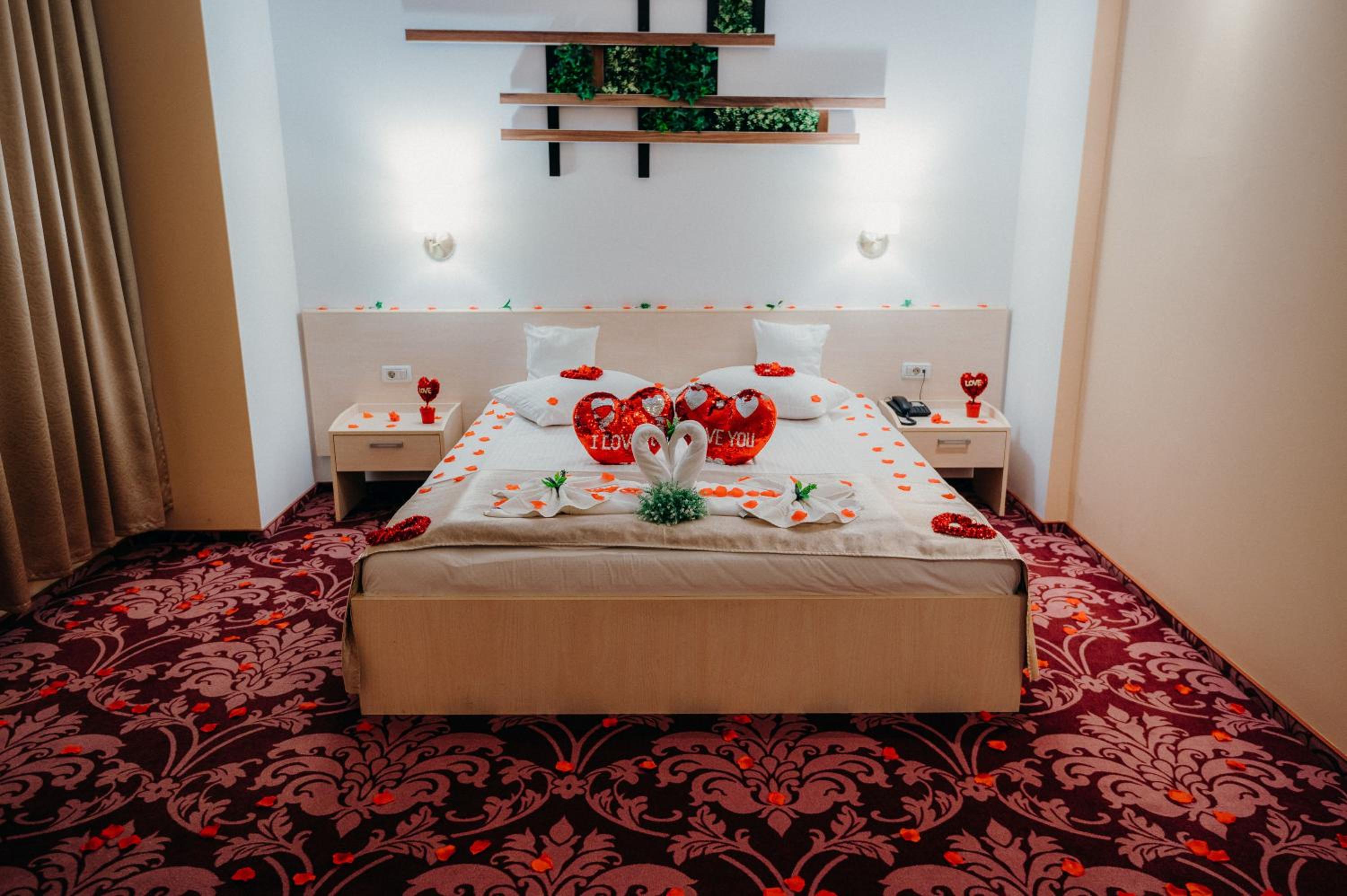 Double Room with Indoor Pool and Jacuzzi Access - Romantic Decoration