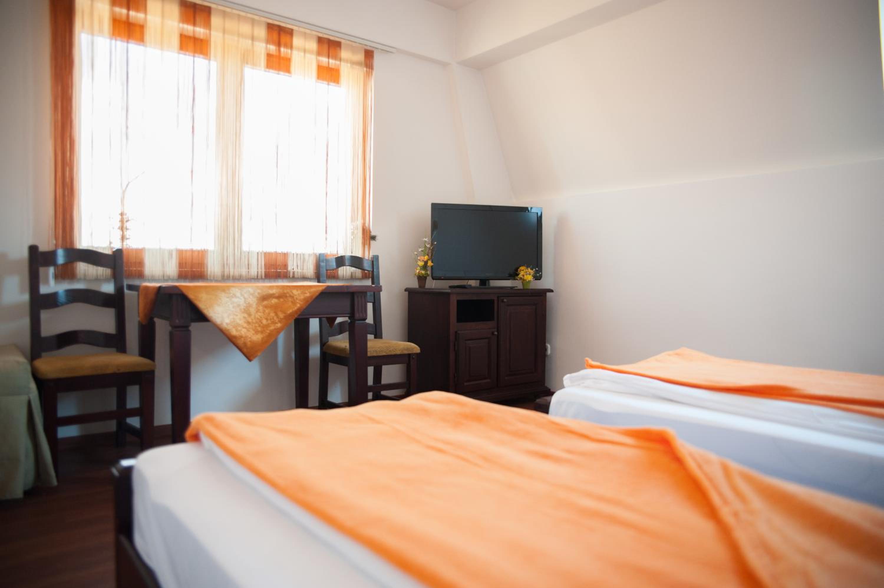 Twin Room - Photo 4