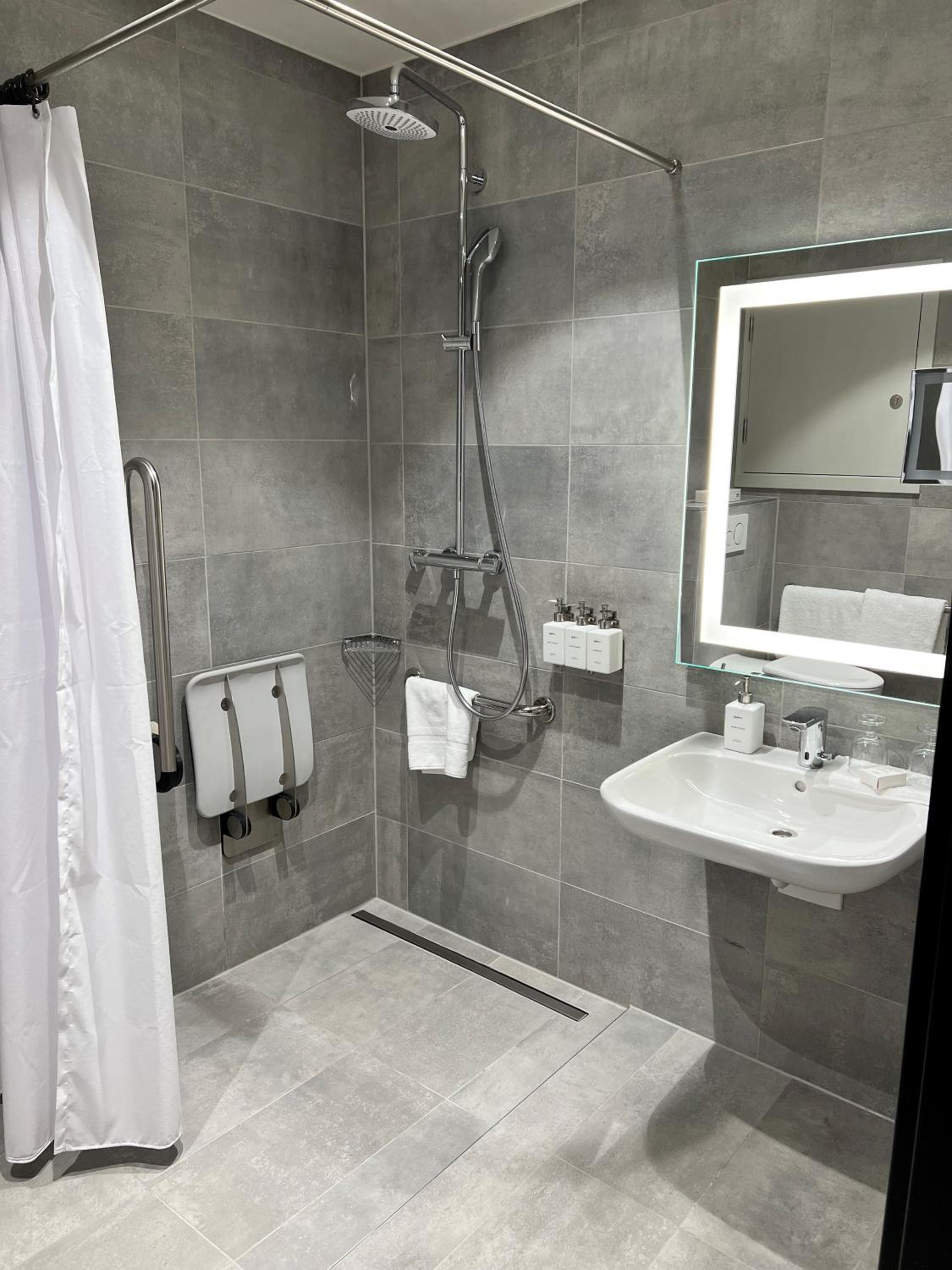 Standard Room - Accessible - Photo 4
