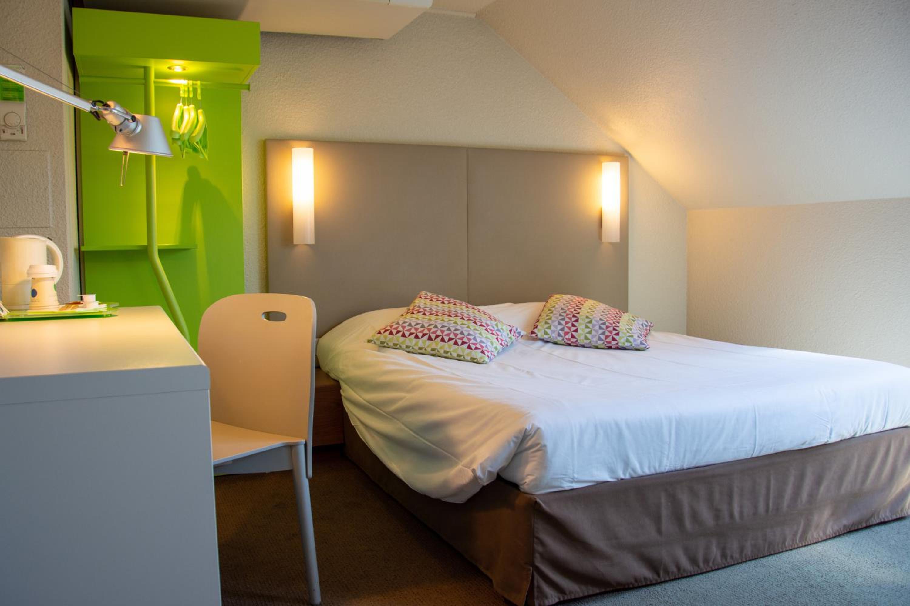 Standard Queen Room with One Single Bed