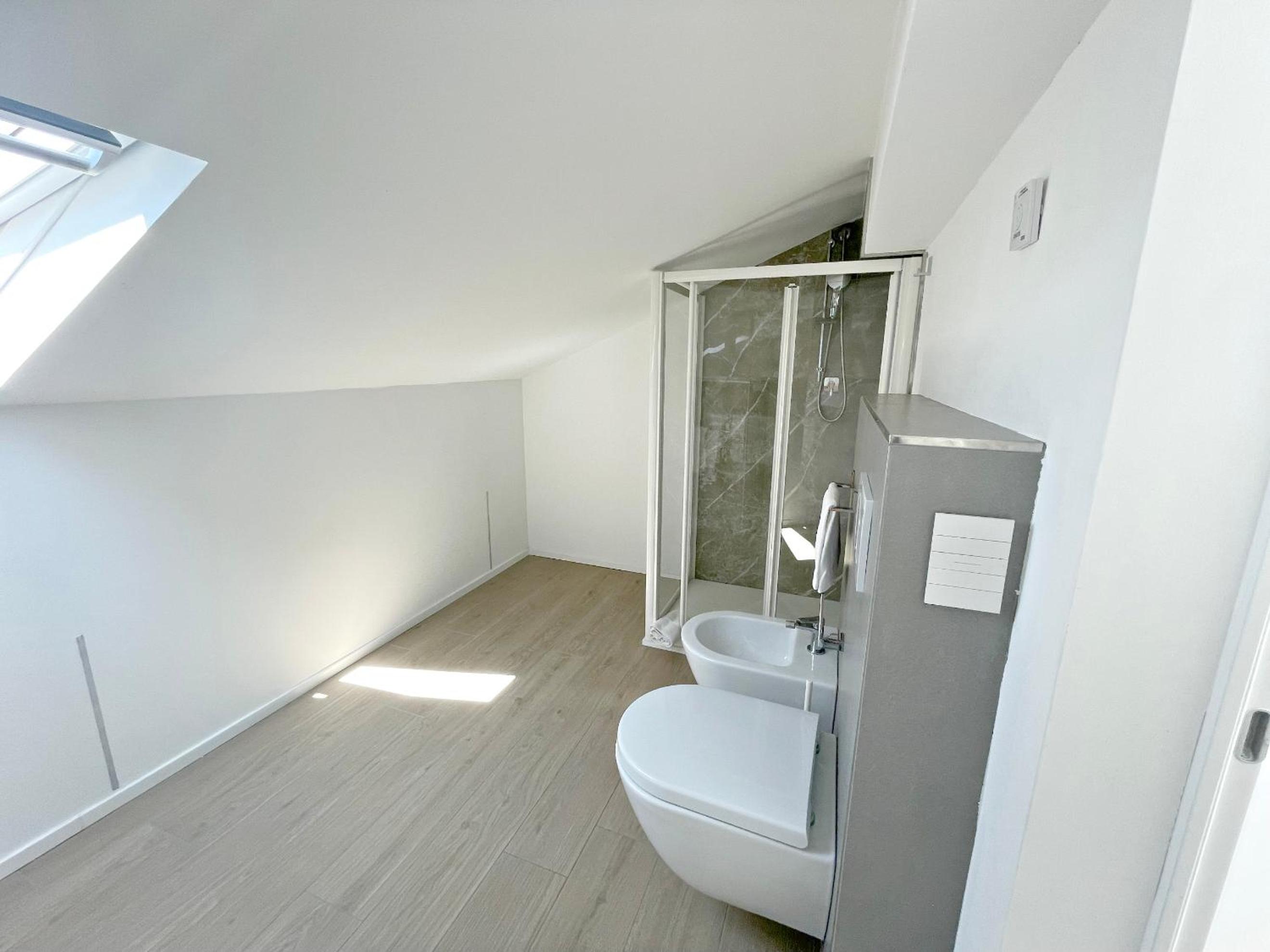 Double Room with Private External Bathroom - Photo 11