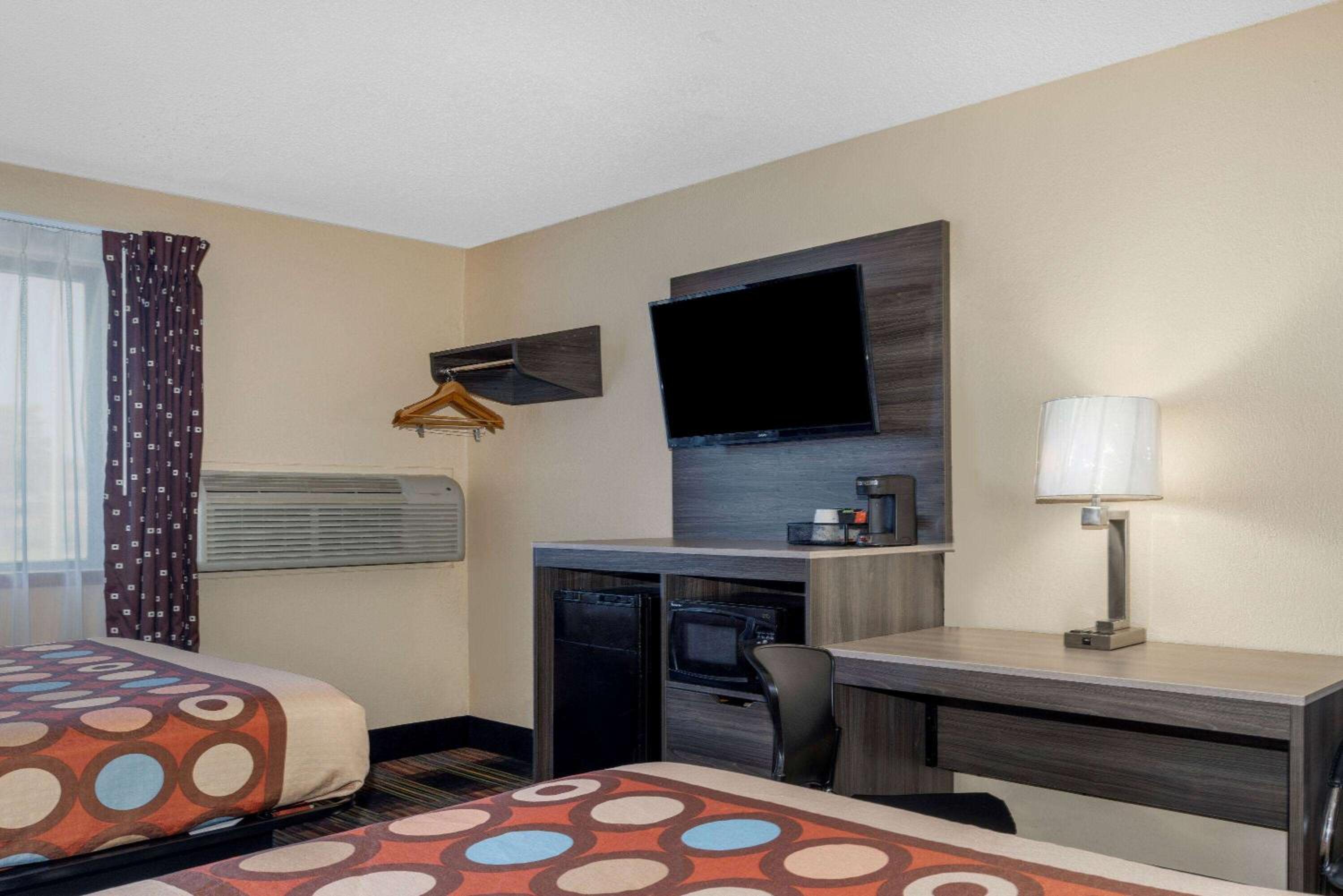 Queen Room with Two Queen Beds - Non-Smoking - Photo 2