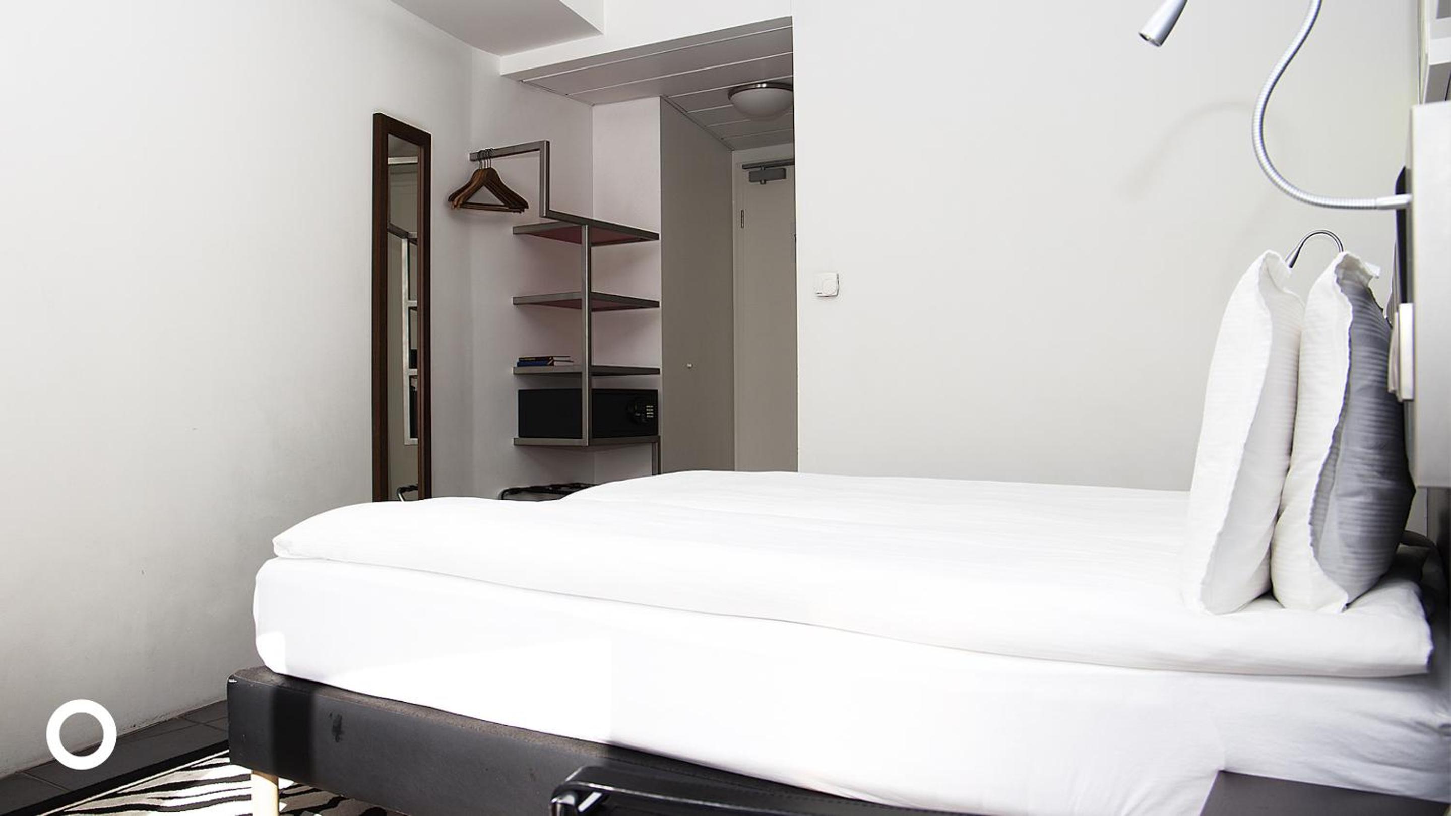 Double or Twin Room with Sea View - Photo 7