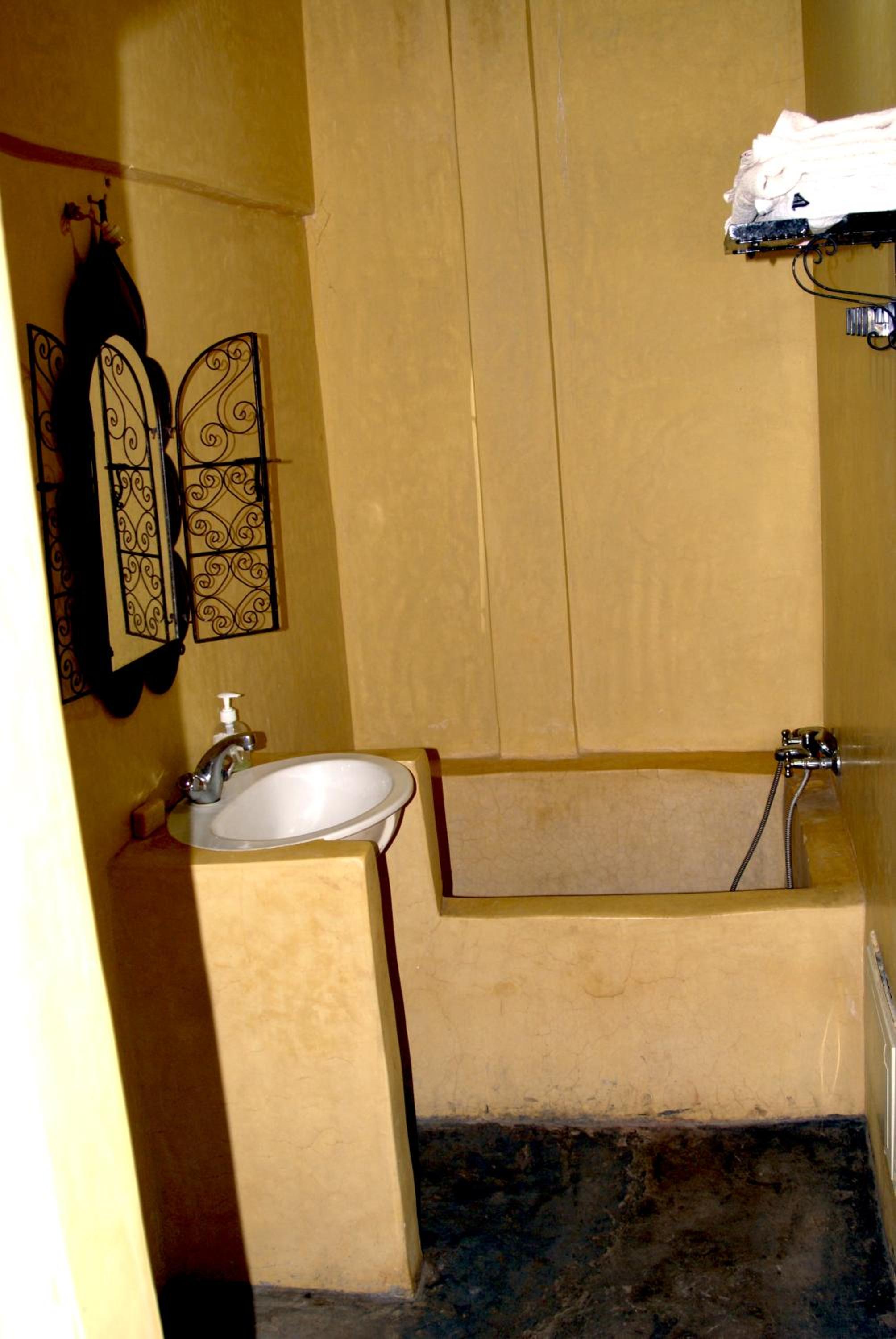 Deluxe Double Room with Balcony - Photo 9