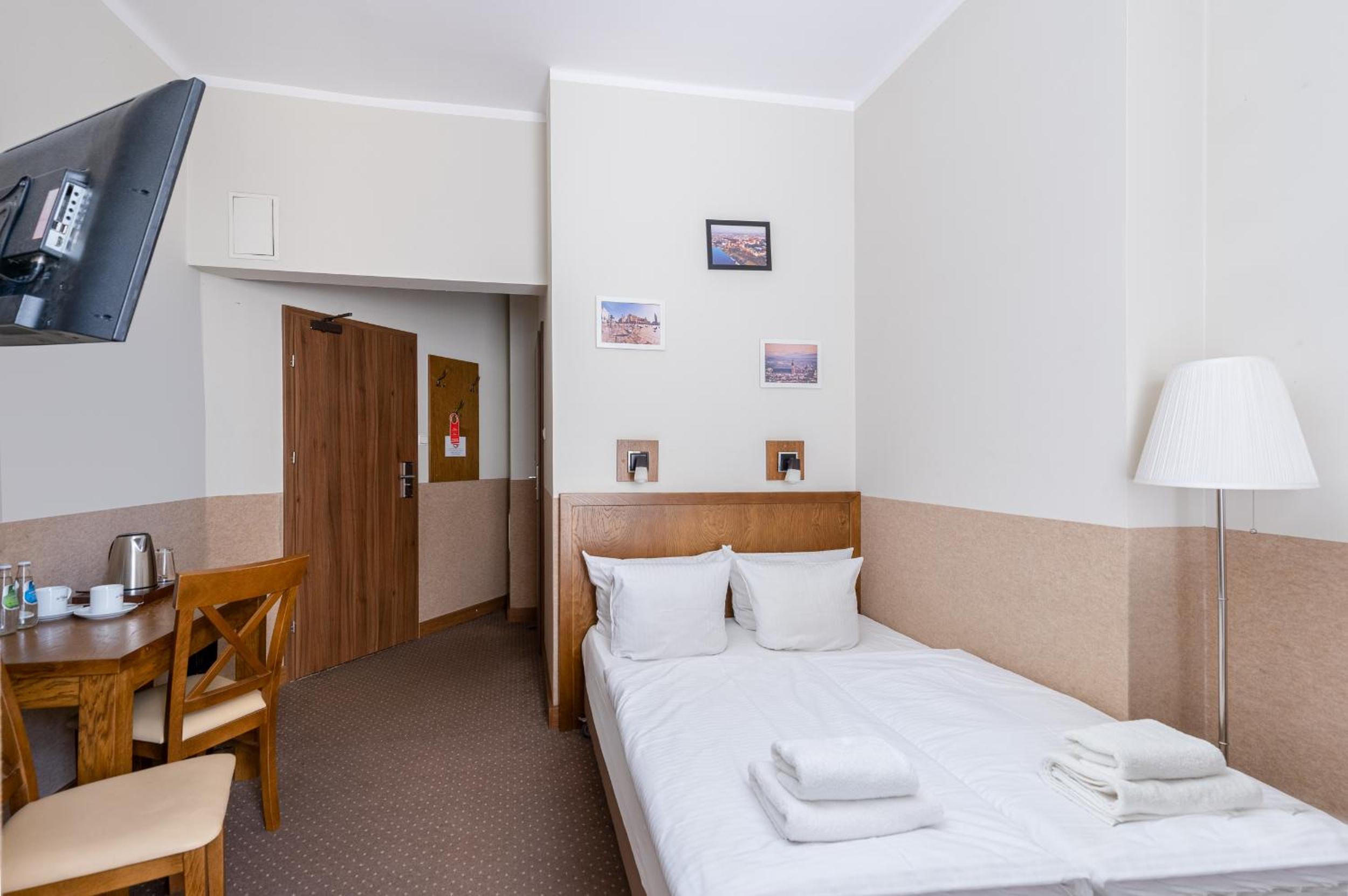 Classic Double or Twin Room with City View - Photo 12