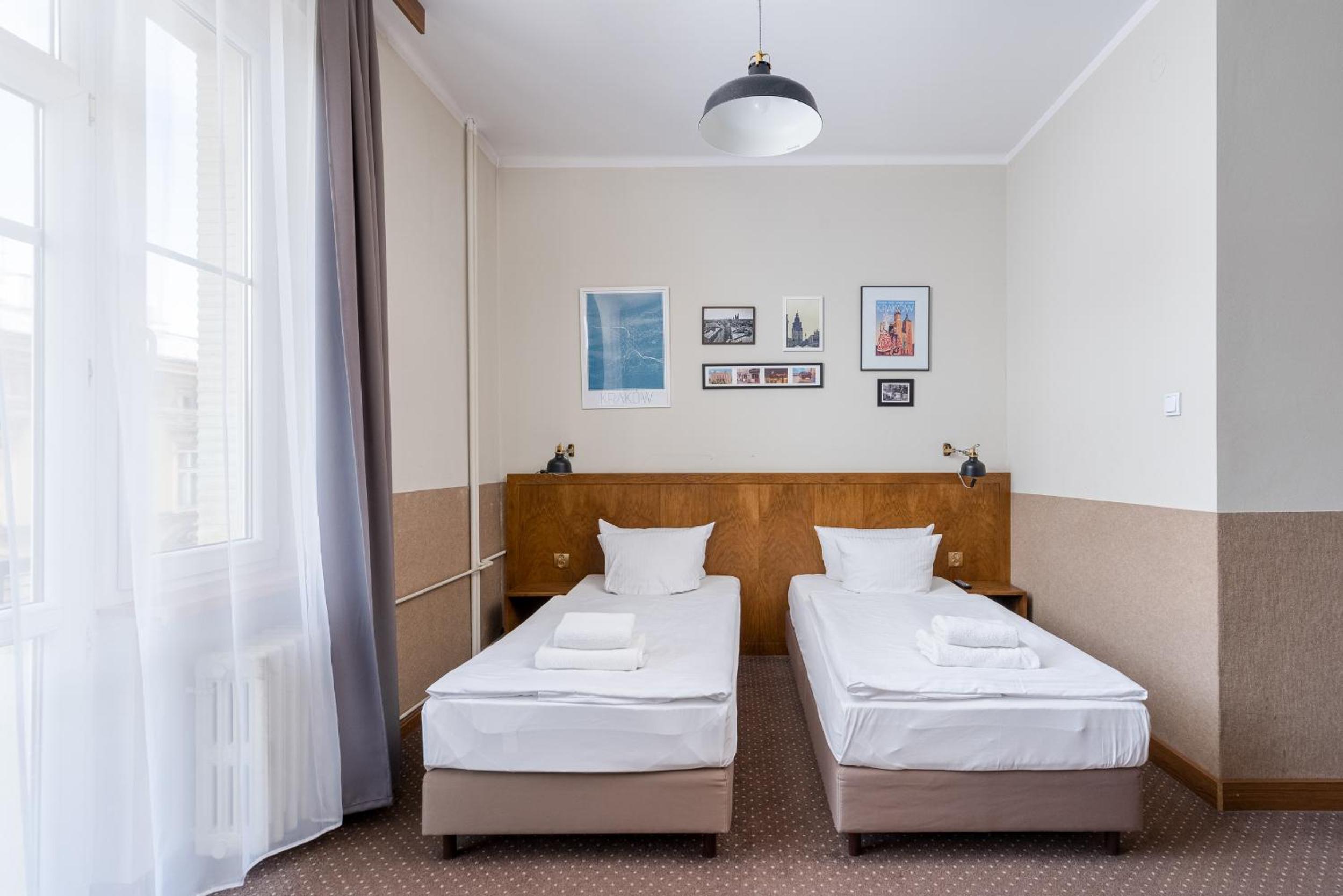 Classic Double or Twin Room with City View - Photo 3