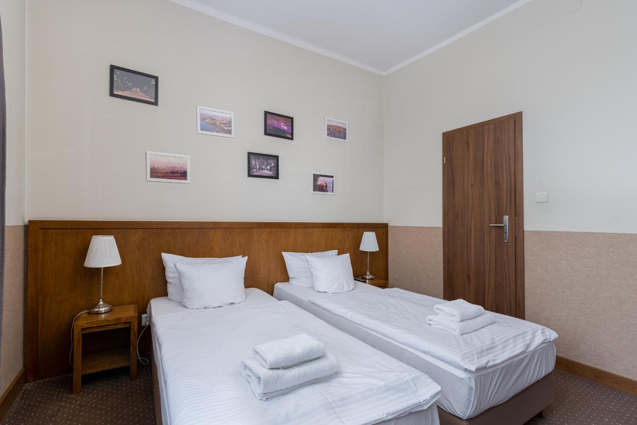 Classic Double or Twin Room with City View - Photo 2