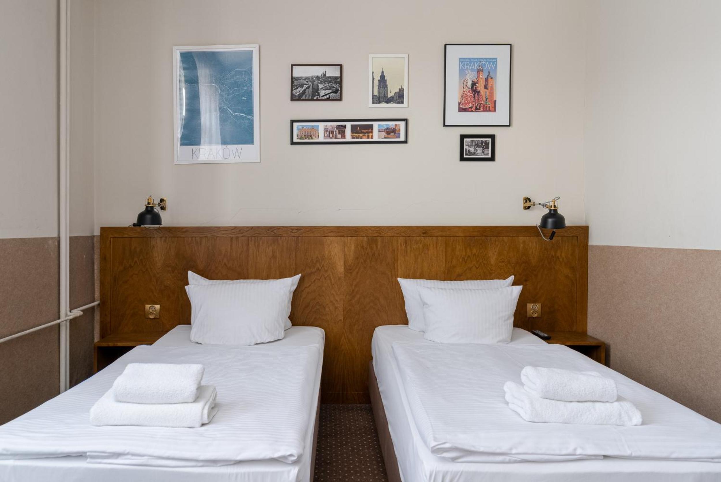 Classic Double or Twin Room with City View - Photo 4