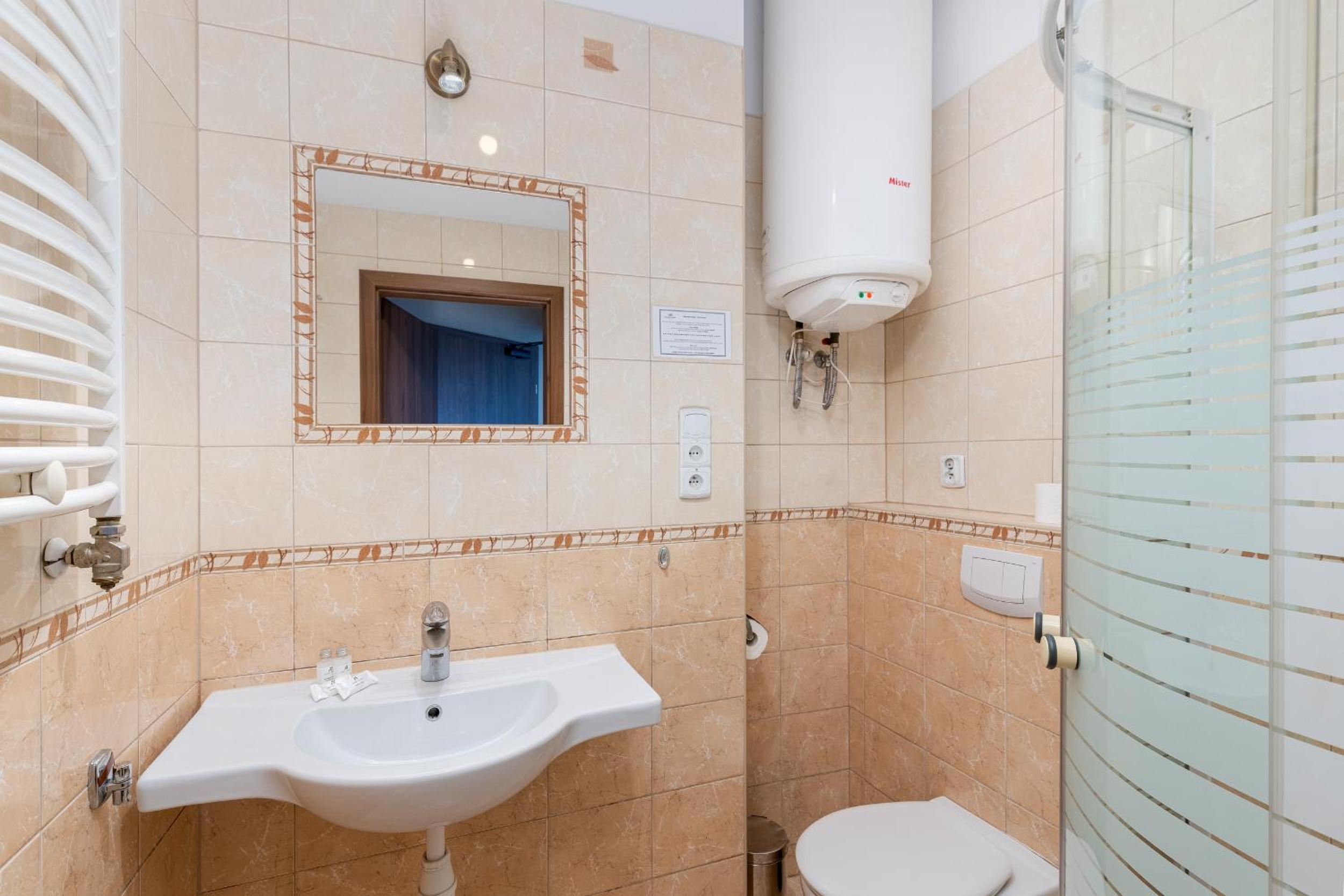 Classic Double or Twin Room with City View - Photo 16