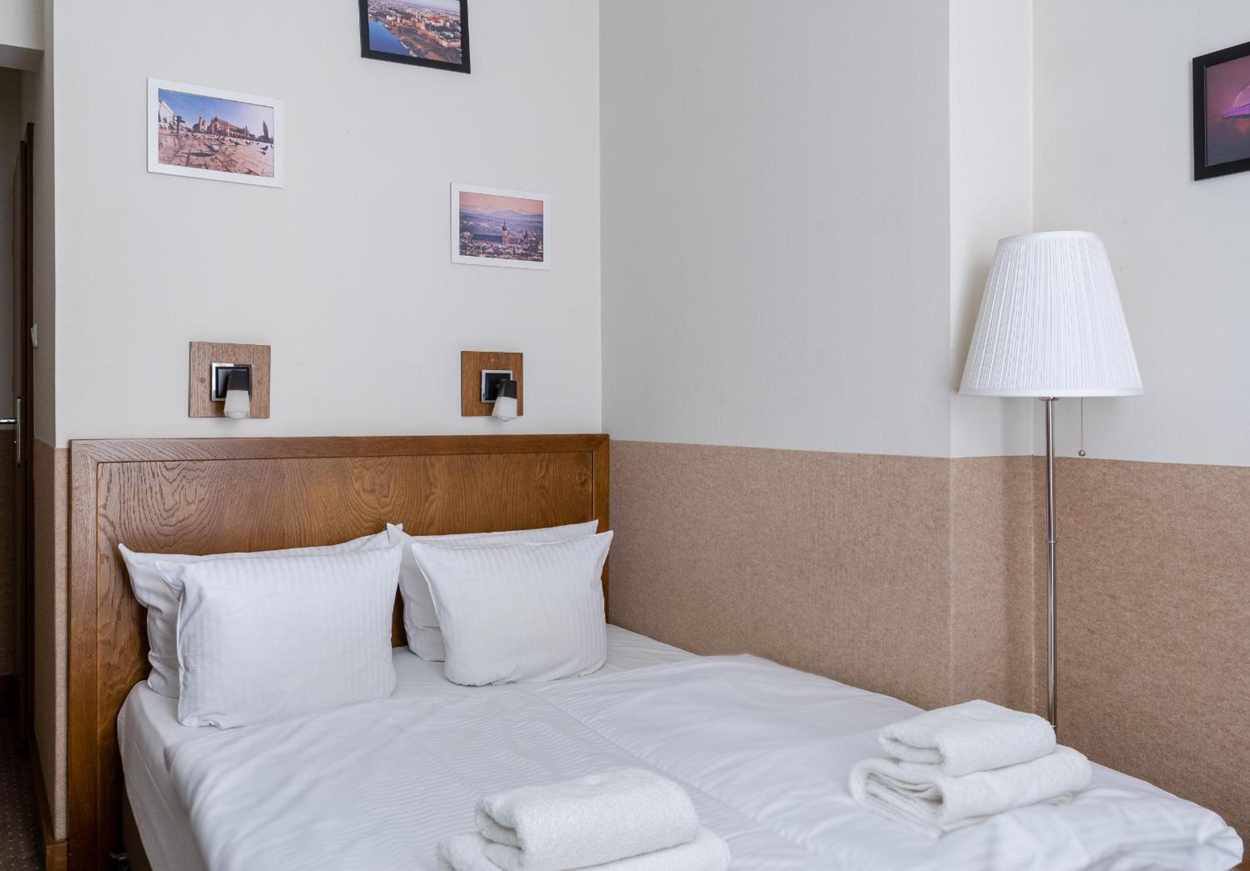 Classic Double or Twin Room with City View - Photo 15