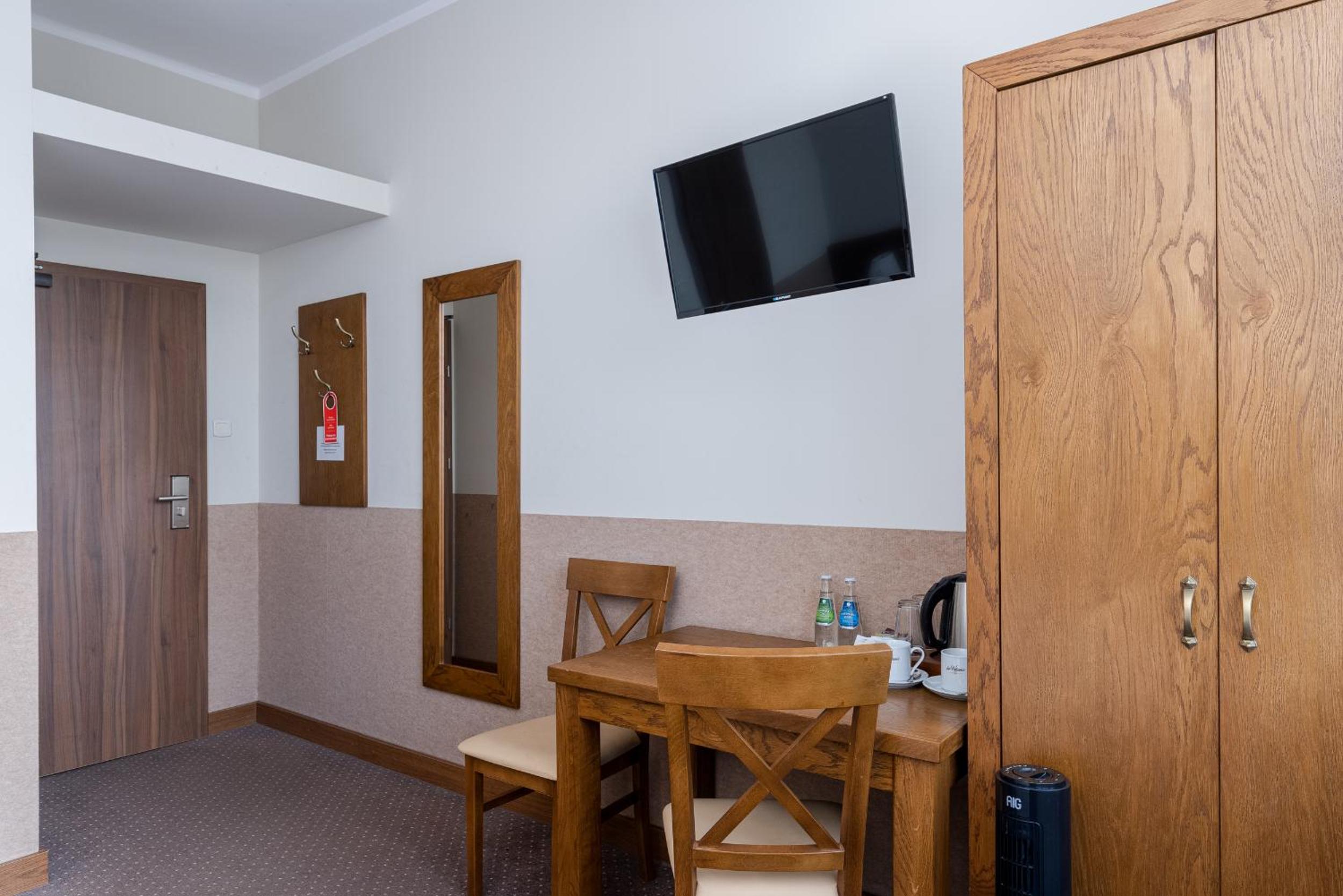 Classic Double or Twin Room with City View - Photo 11