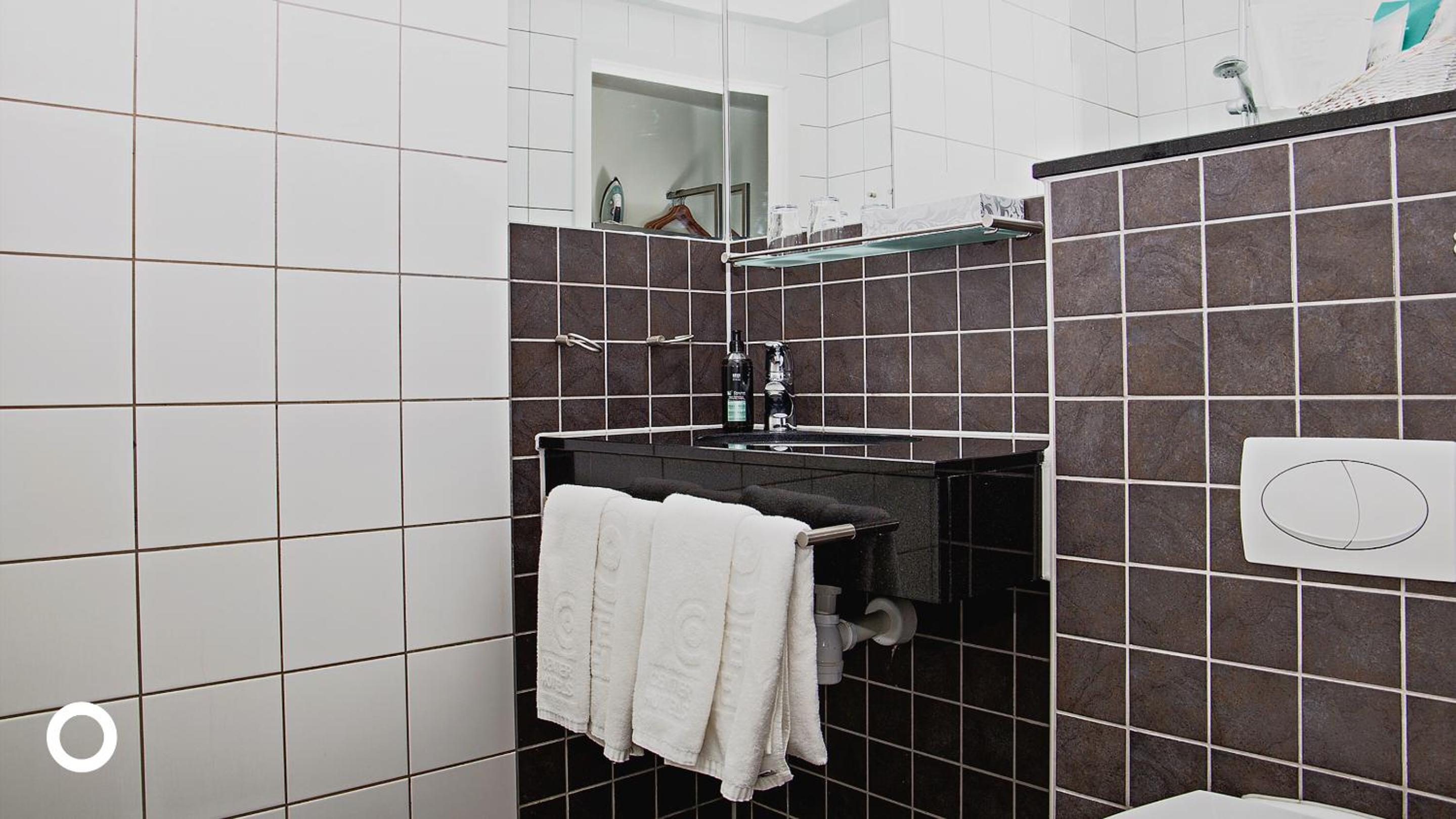 Double or Twin Room with Sea View - Photo 8