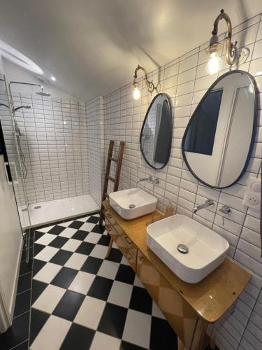 Deluxe Room (2 Adults + 1 Child) - Photo 4