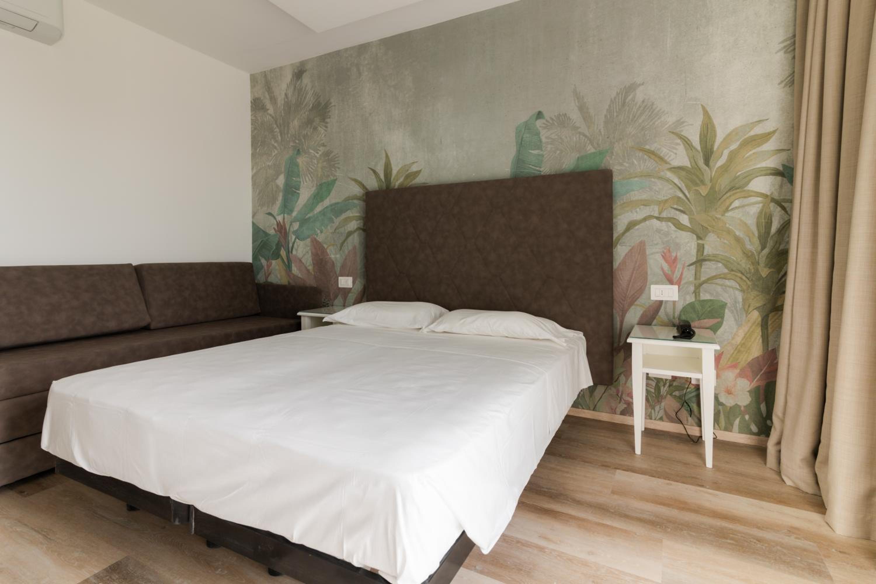 Deluxe Panorama Room with Balcony and Sea View photo 3