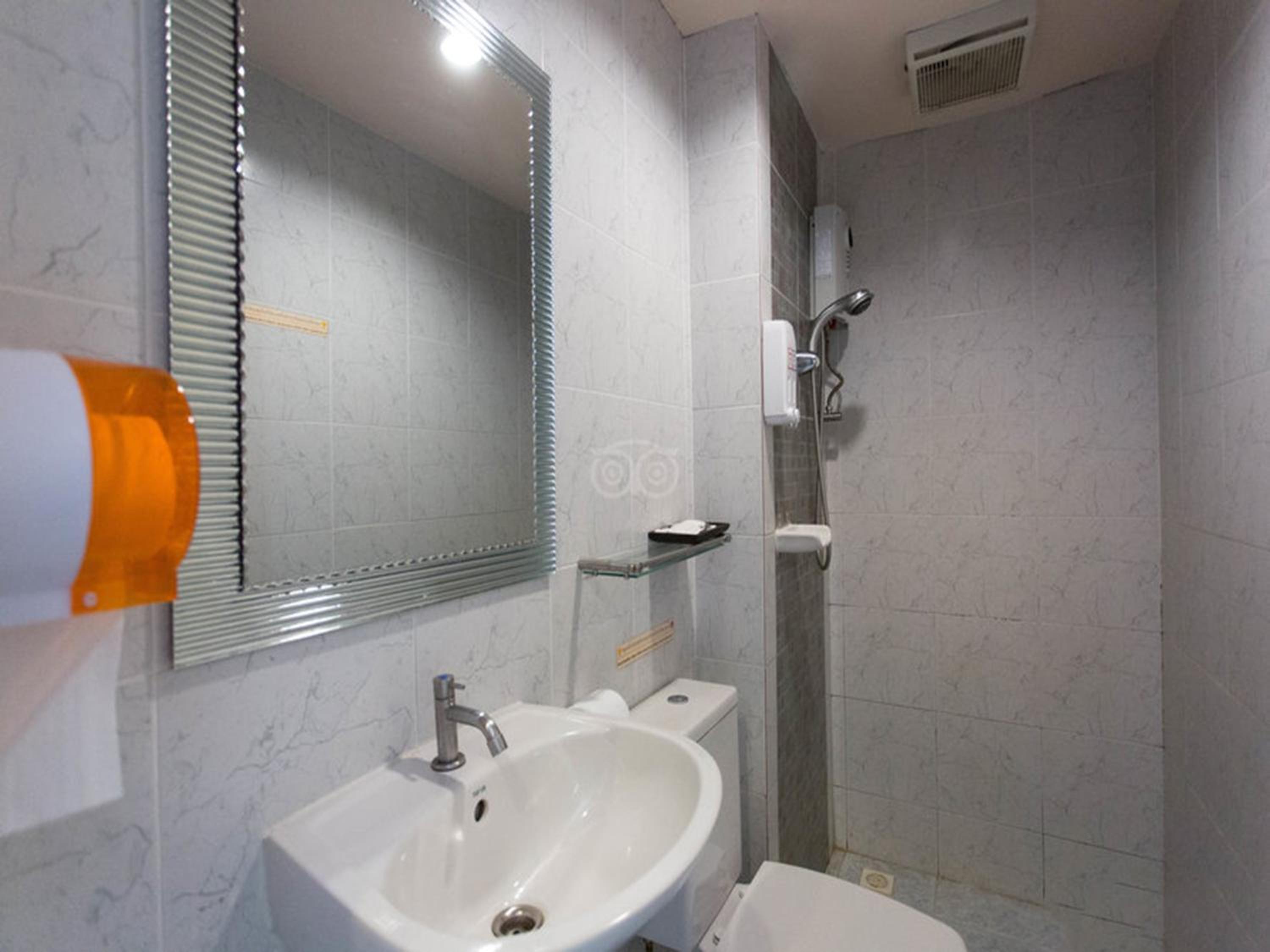 Deluxe Family Room with Jacuzzi - Photo 12
