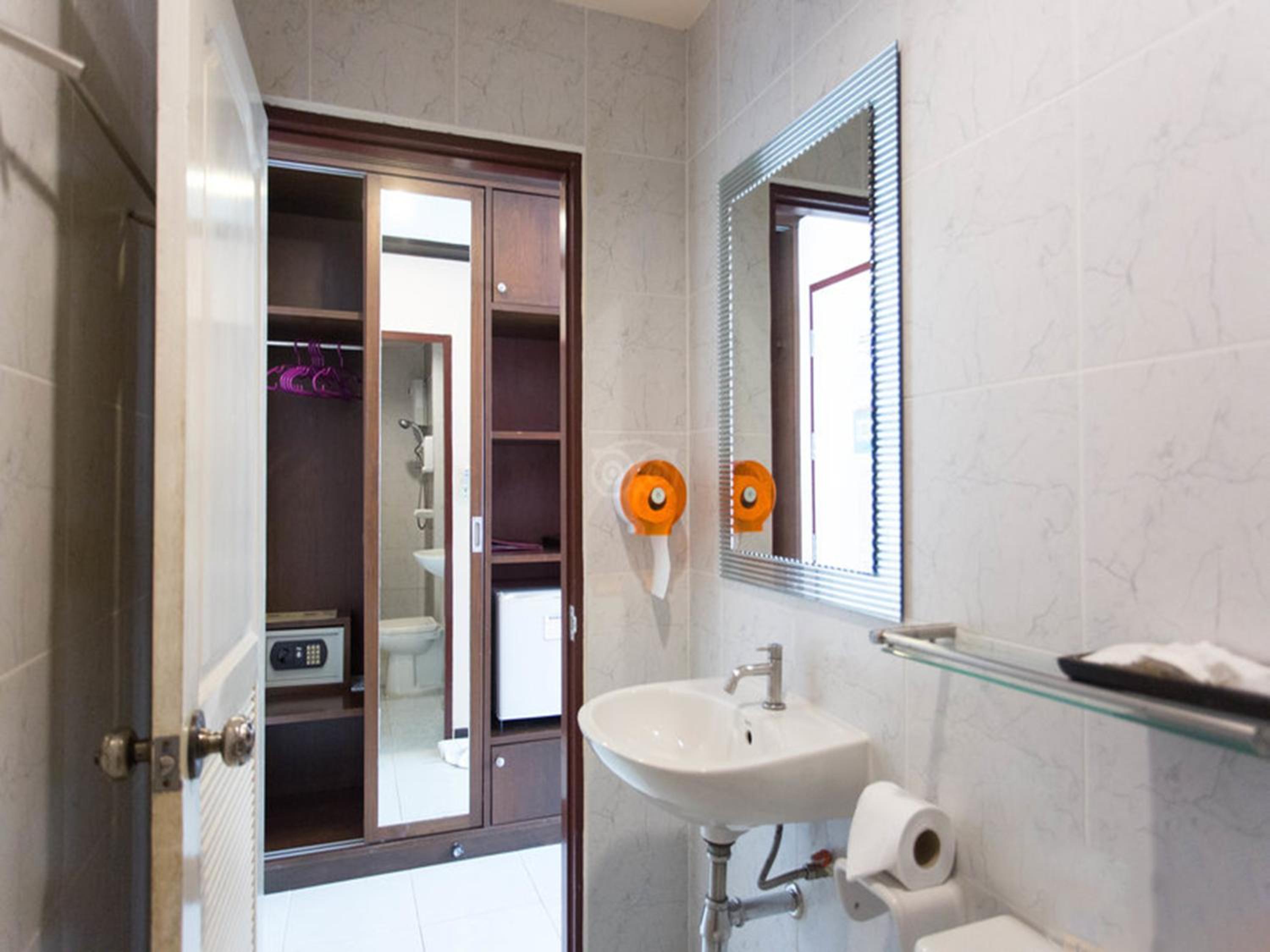 Deluxe Family Room with Jacuzzi - Photo 11