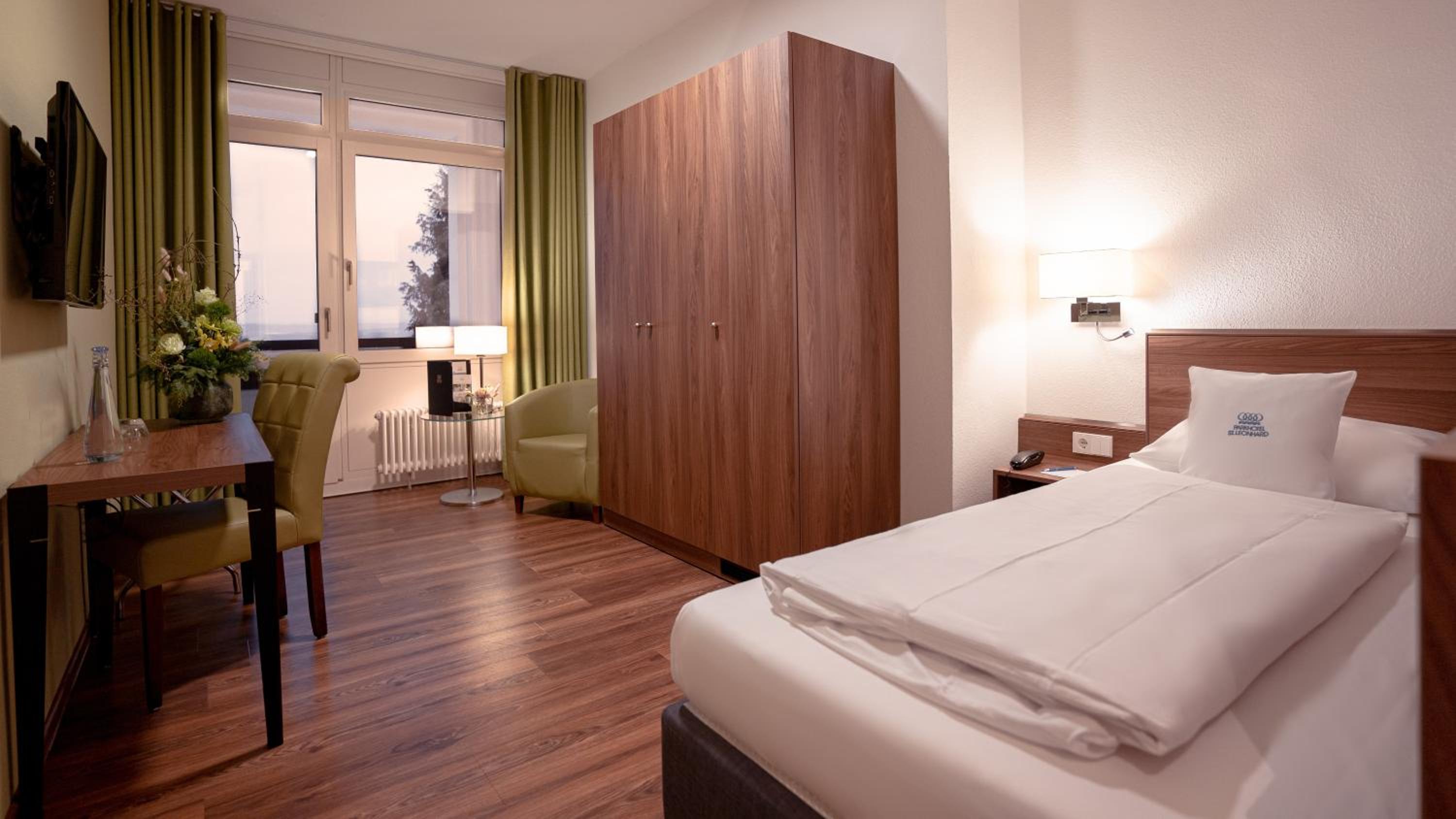 Single Room facing countryside photo 3