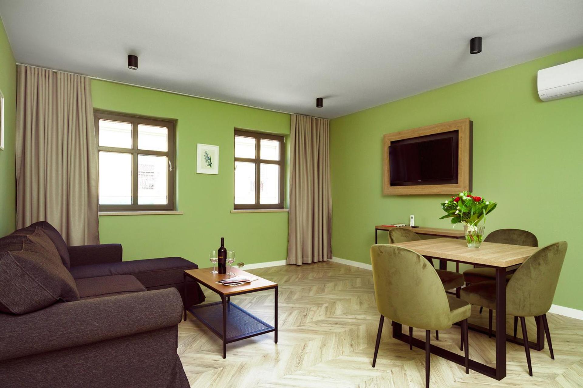 One-Bedroom Apartment - Photo 3