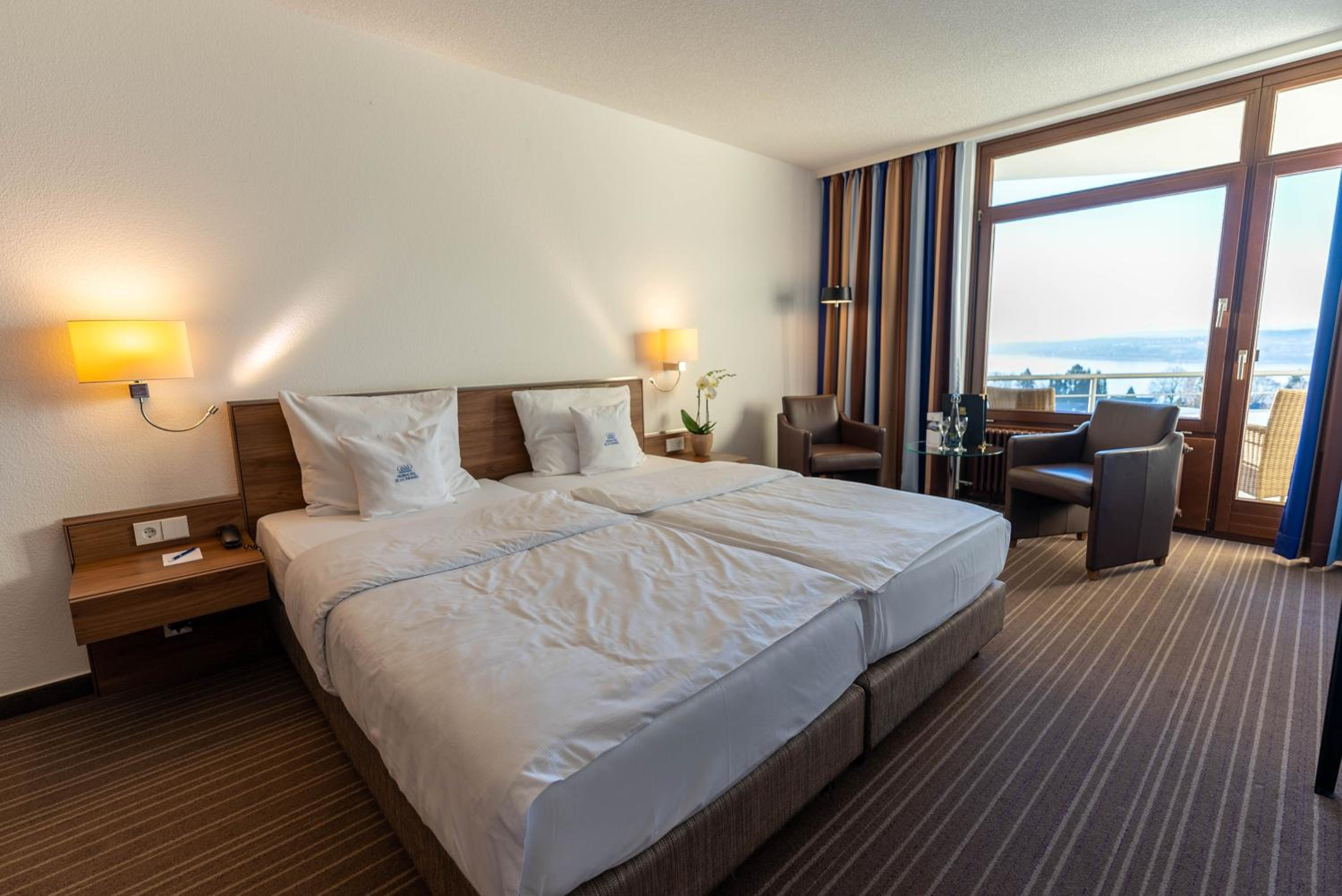 Double Room with Lake View - Photo 3