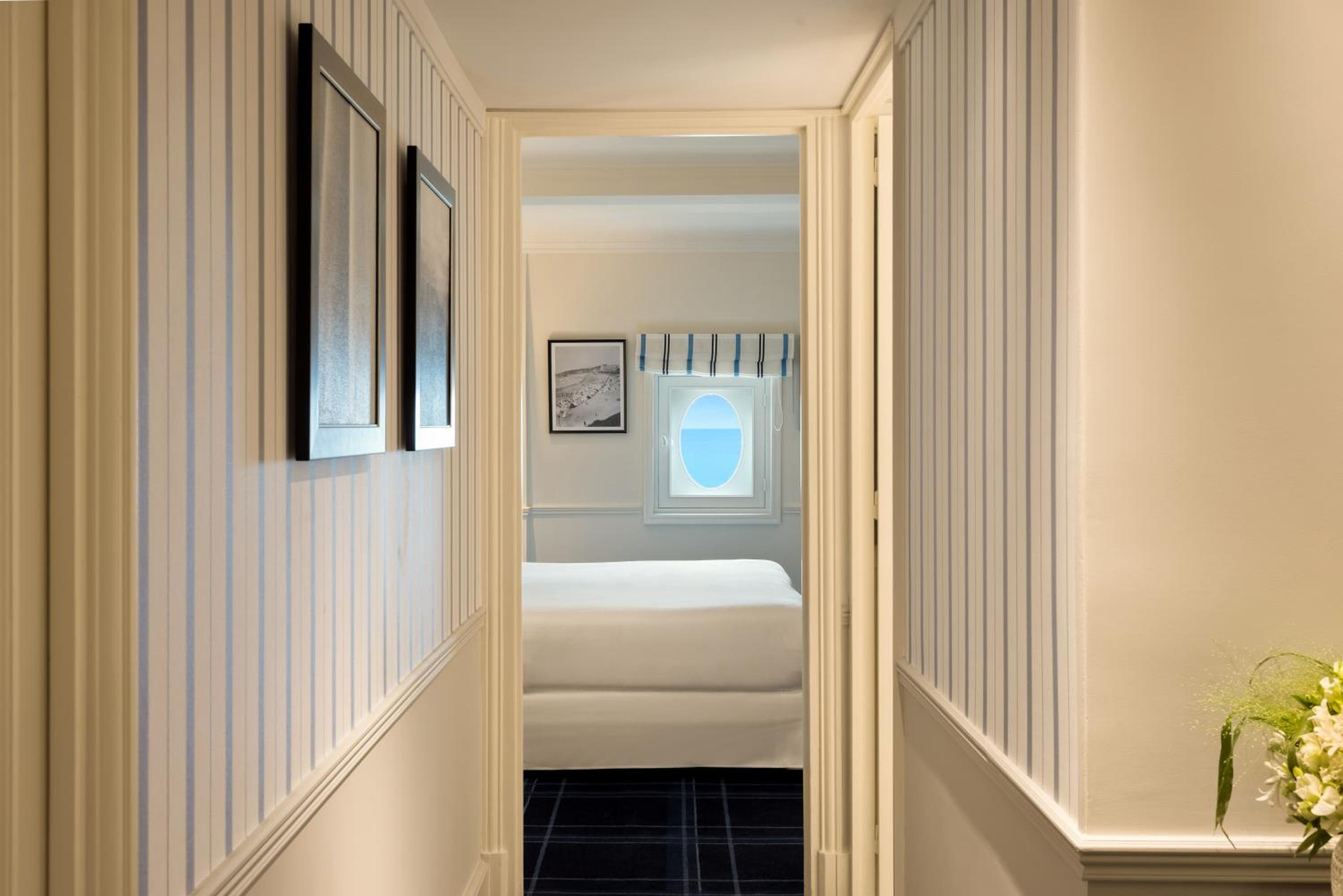 Deluxe King Room with One King Bed