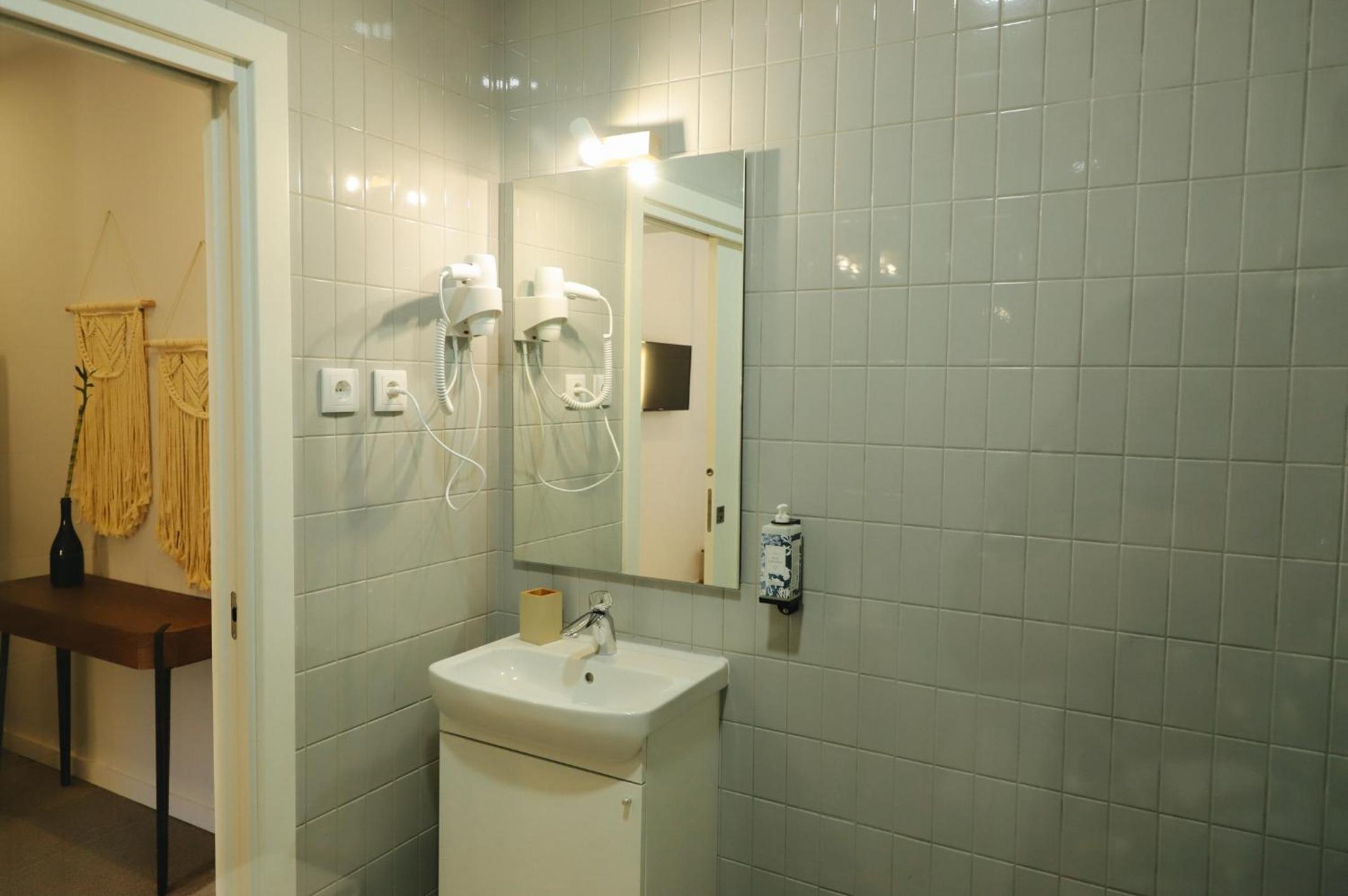 Double Room with Pool View - Photo 5