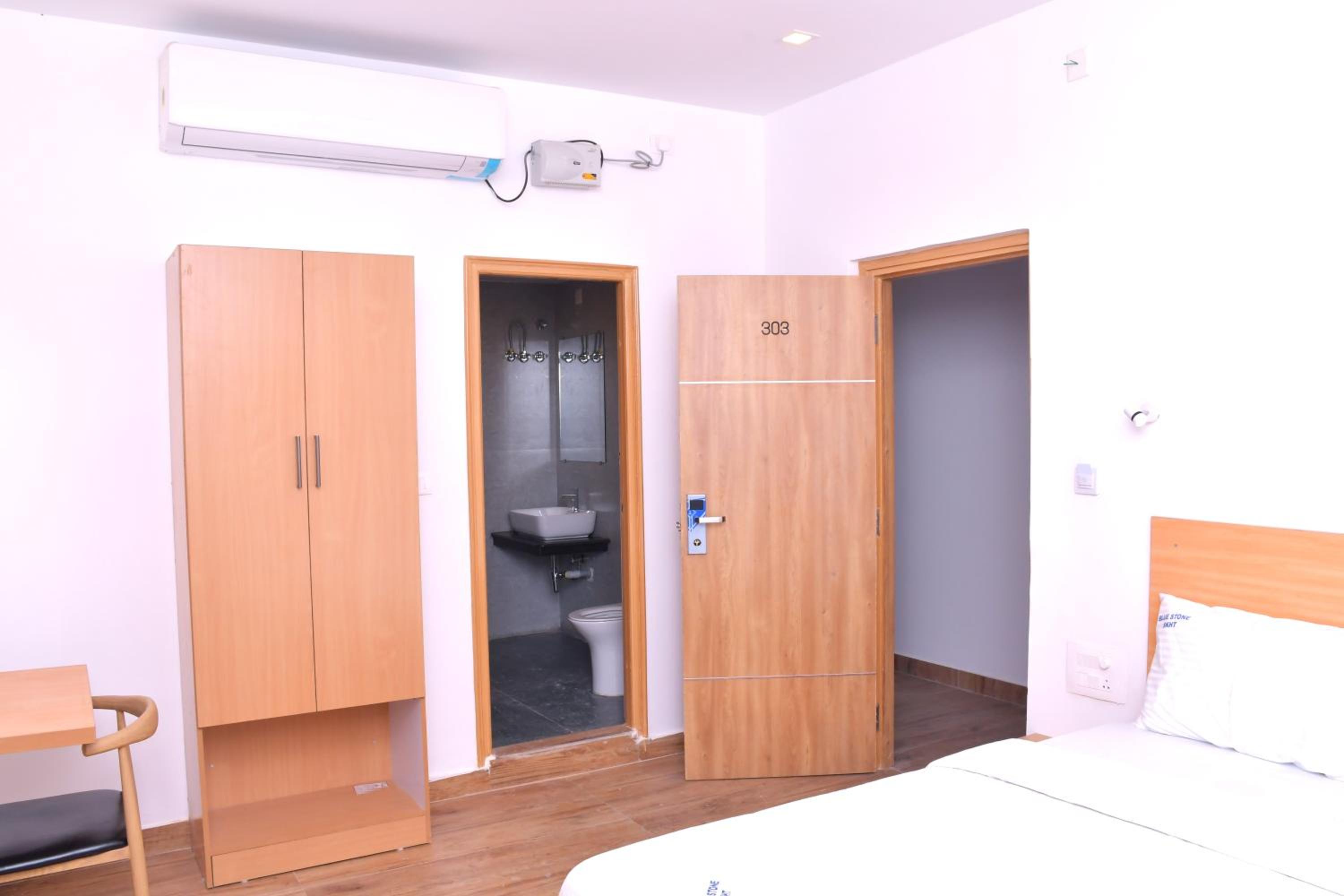 Deluxe Double Room (2 Adults + 1 Child) - Photo 4