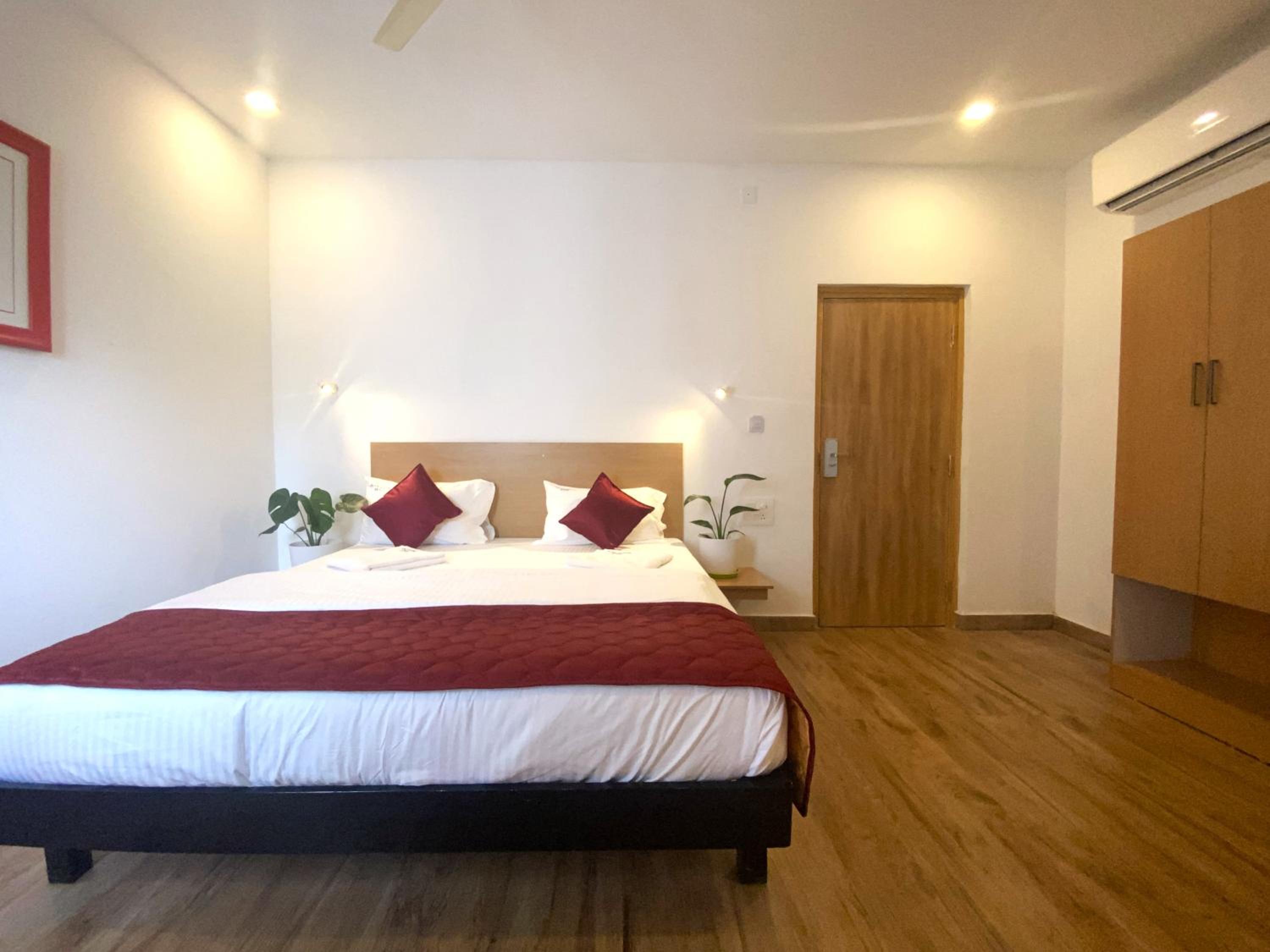 Deluxe Double Room (2 Adults + 1 Child) - Photo 2