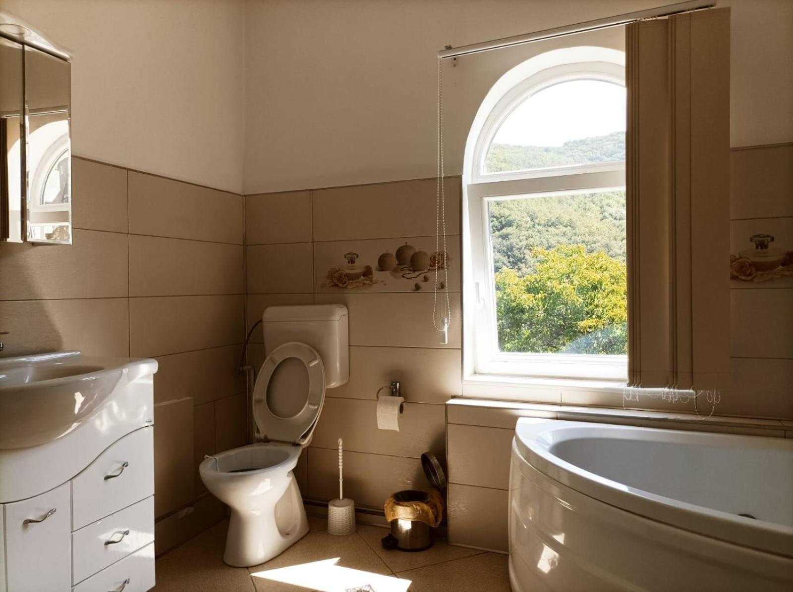 Deluxe Room (2 Adults + 1 Child) - Photo 6