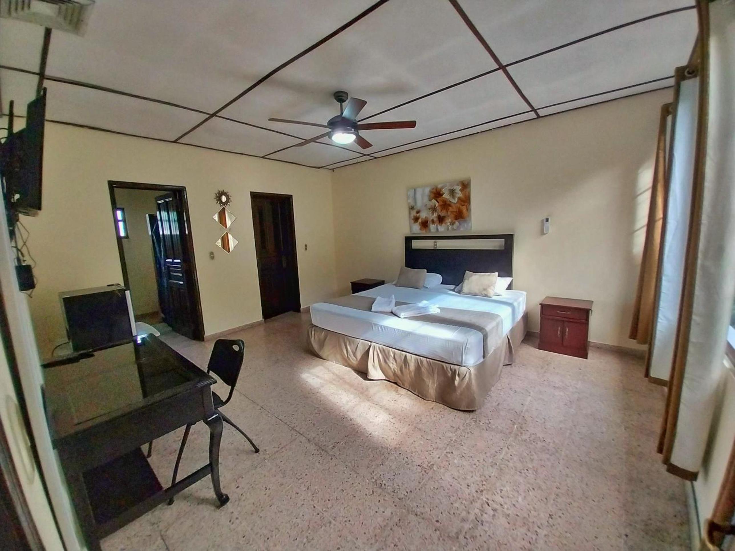 Deluxe King Room photo 3