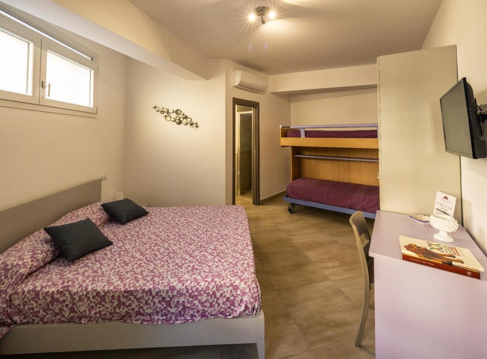 Quadruple Room with Private Bathroom - Photo 1