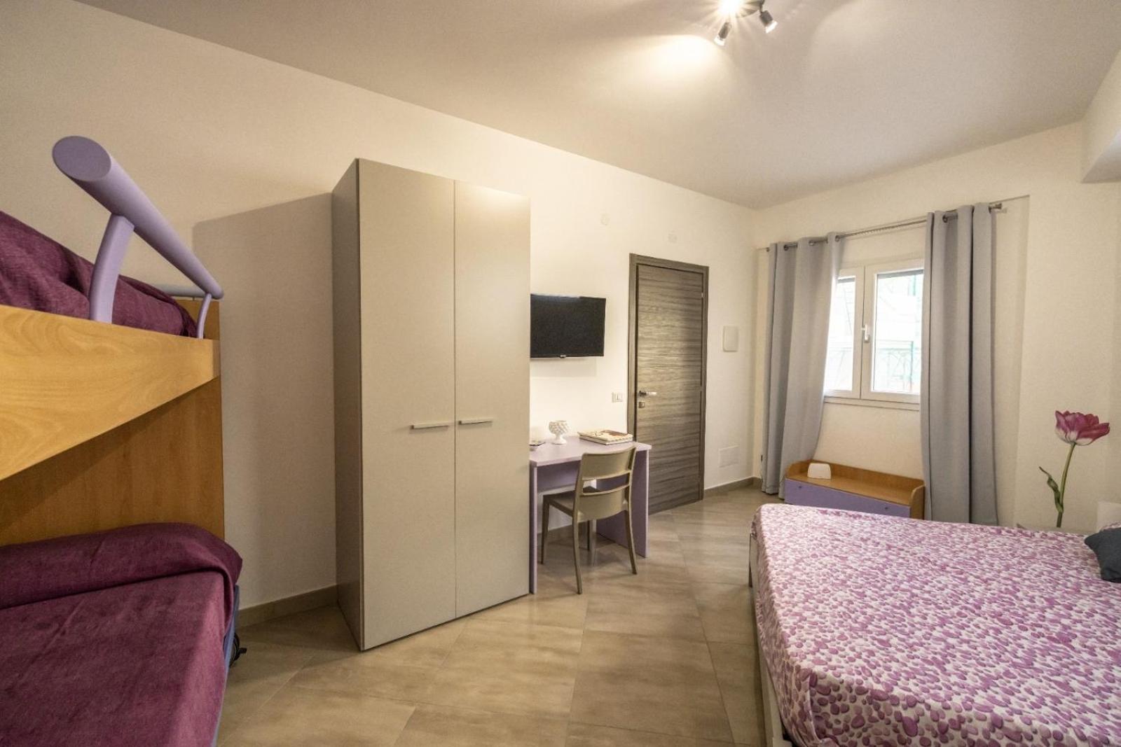 Quadruple Room with Private Bathroom - Photo 3