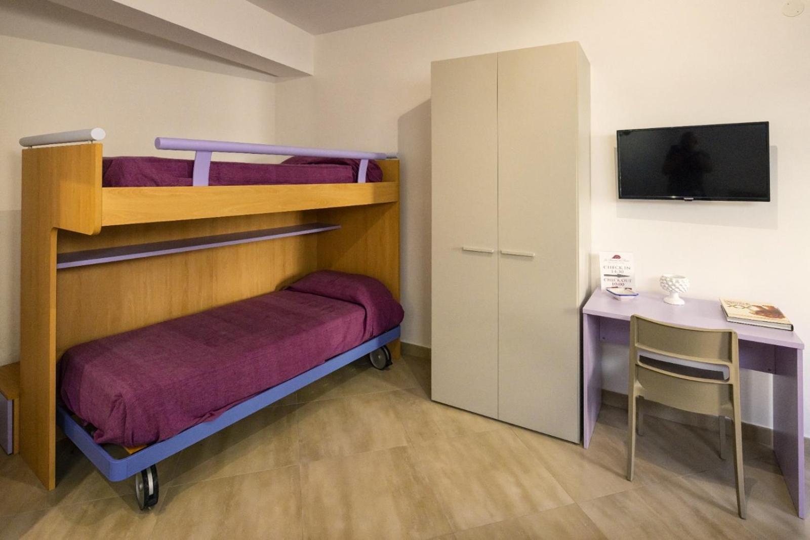Quadruple Room with Private Bathroom - Photo 2