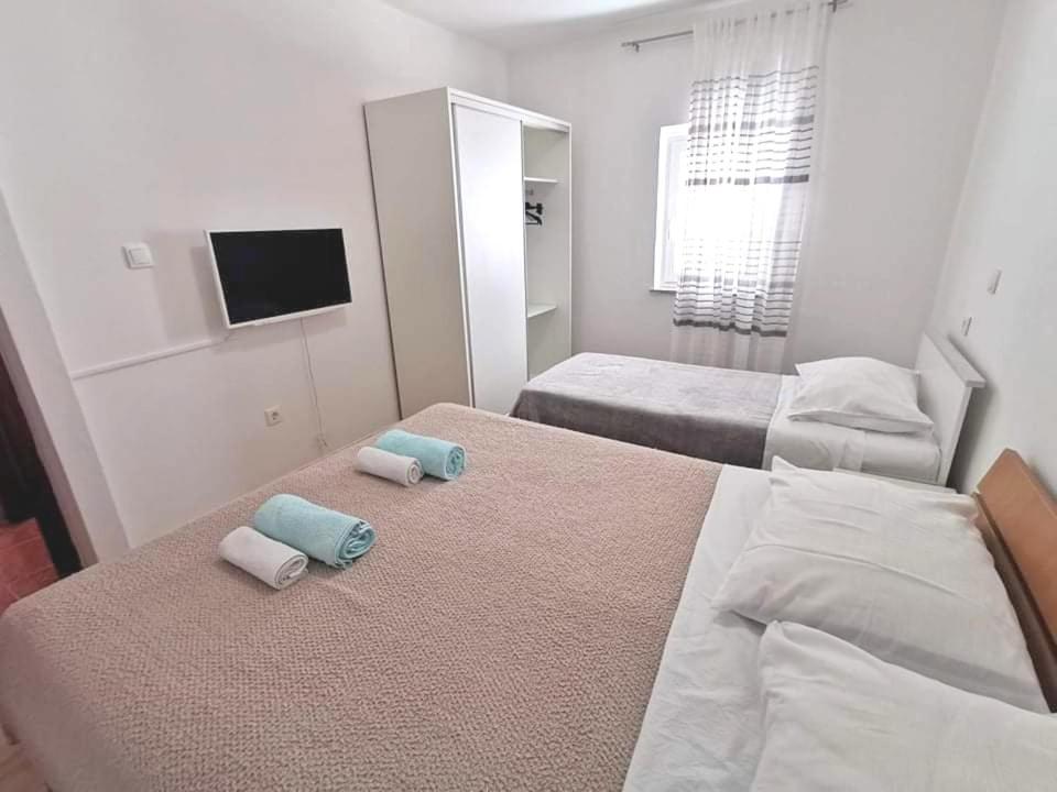 Apartment With Terrace - 2 photo 1