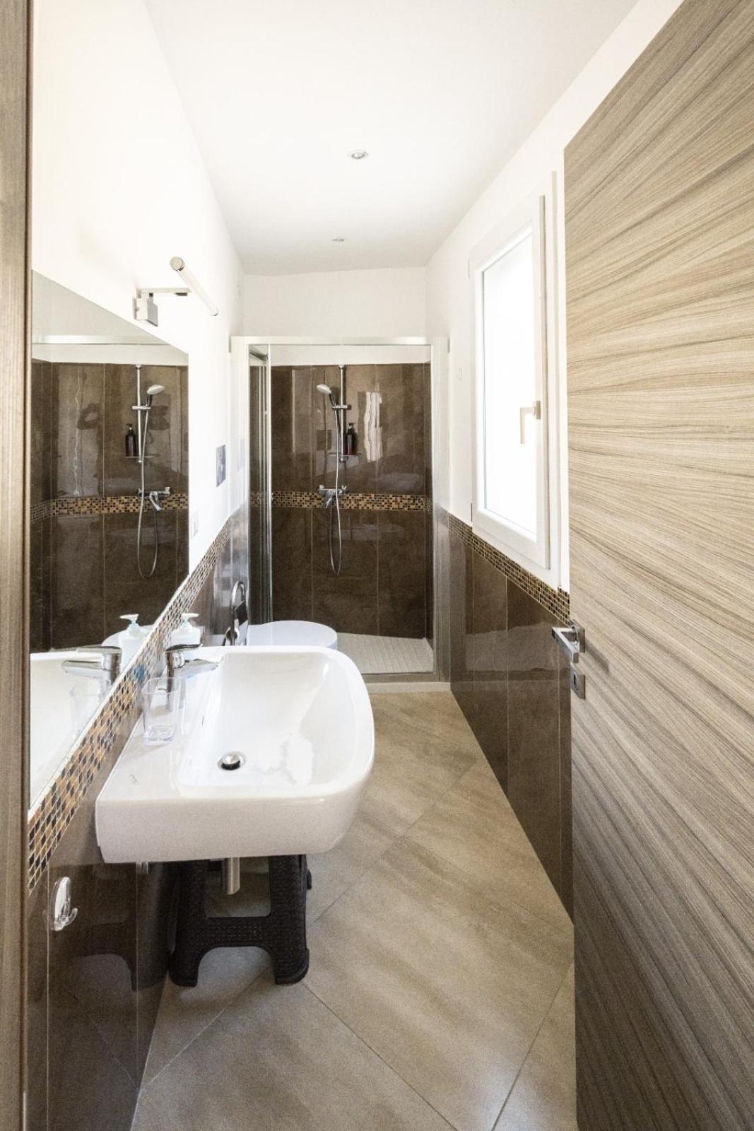 Triple Room with Private Bathroom - Photo 7