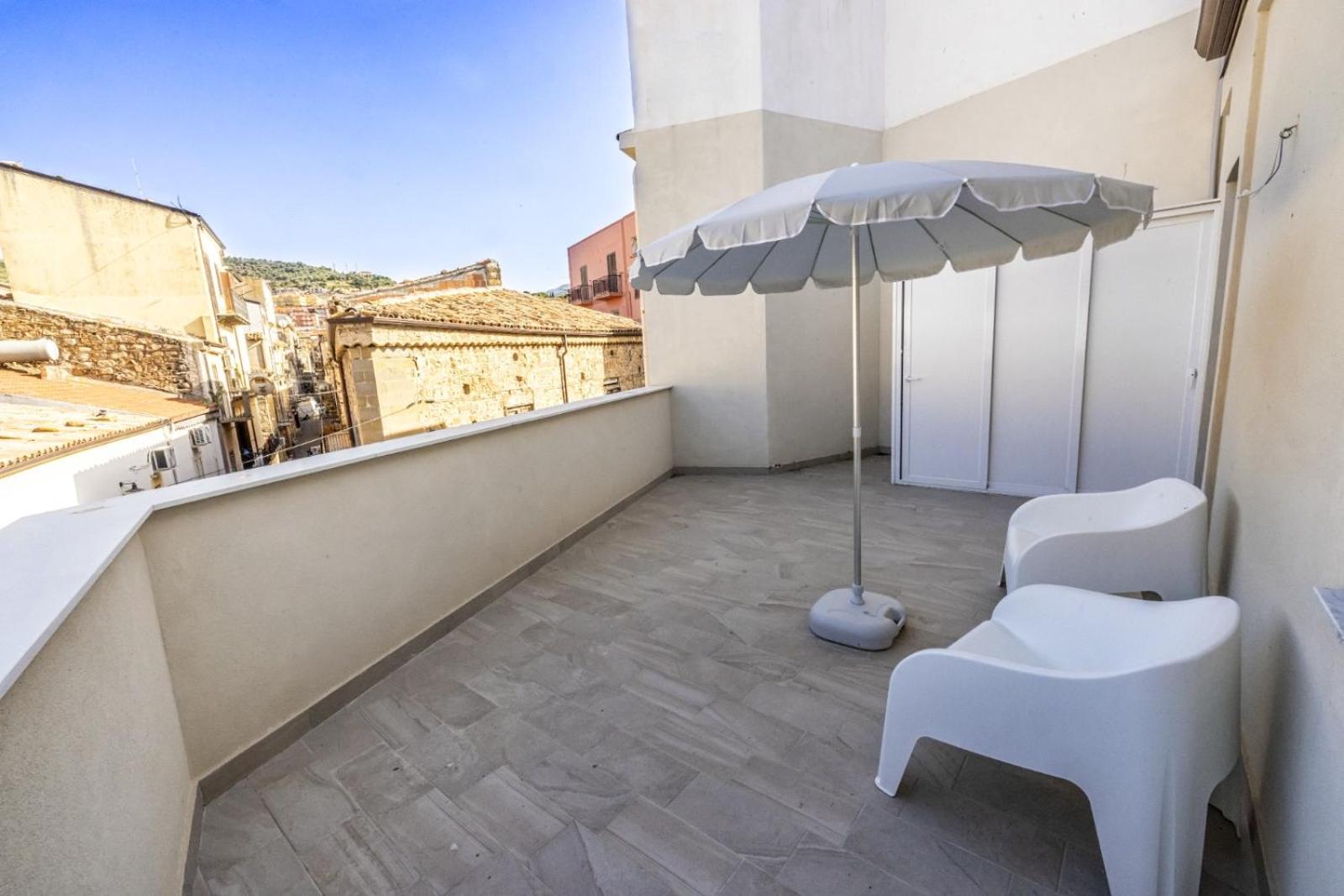 Triple Room with Private Bathroom - Photo 3