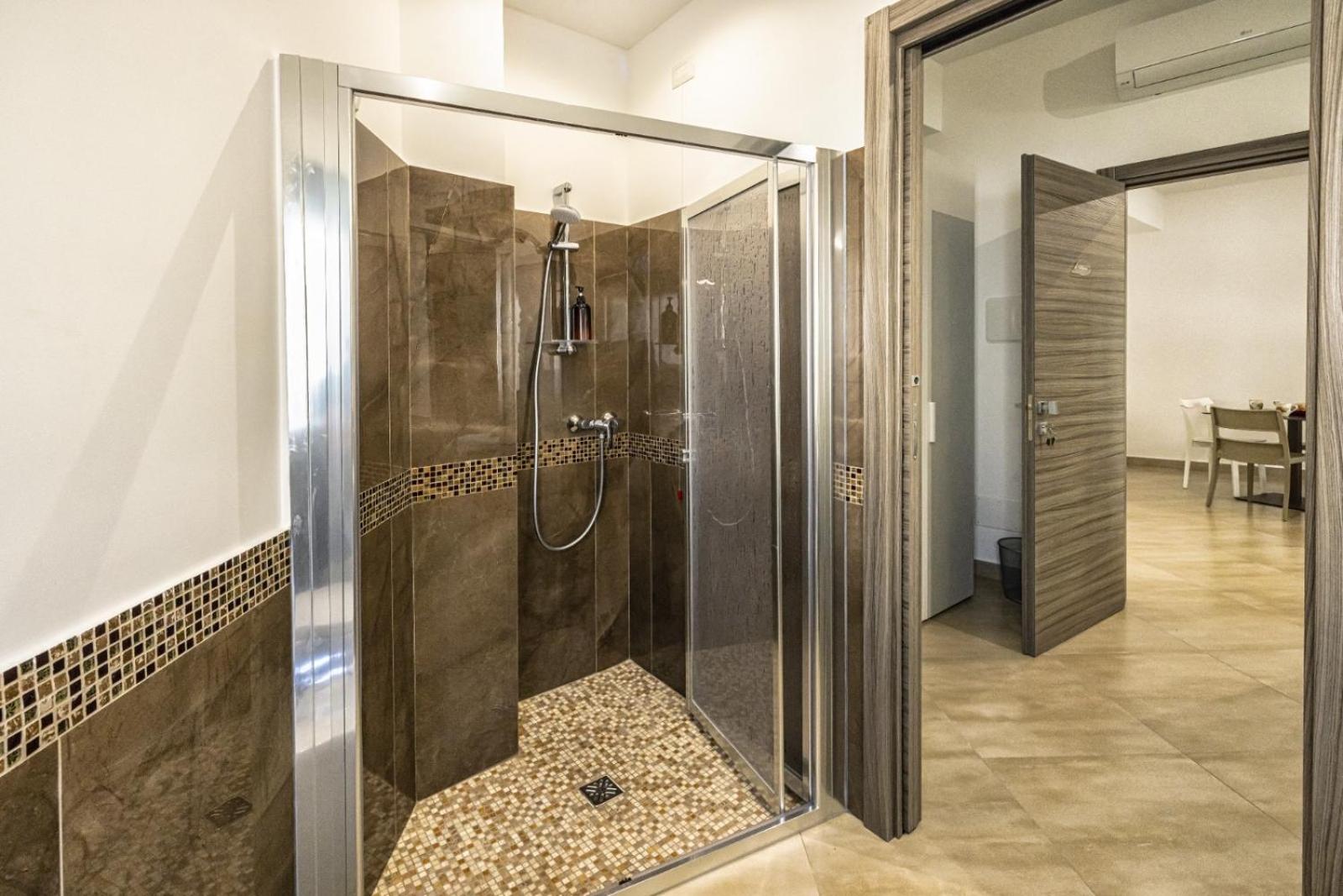 Double Room with Private Bathroom - Photo 6