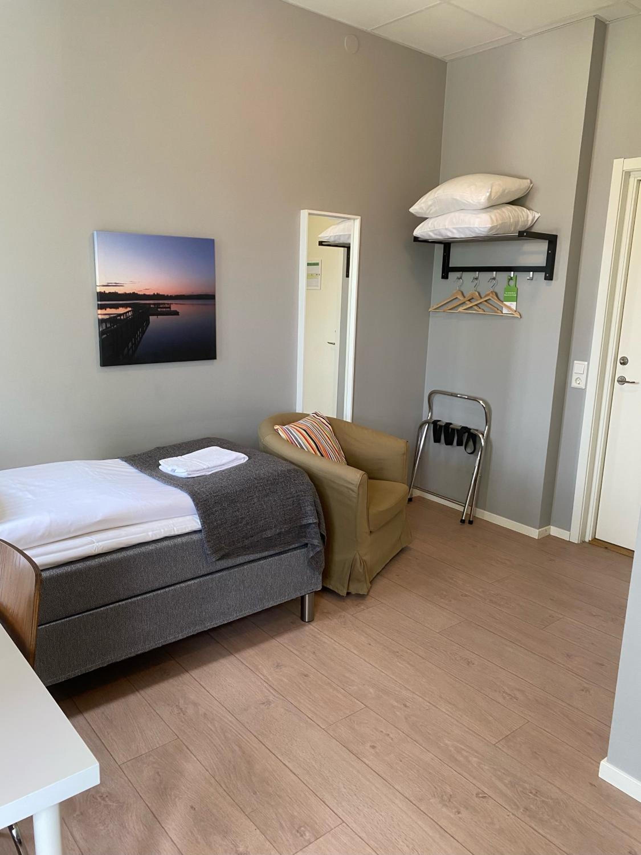 Standard Twin Room - Photo 2