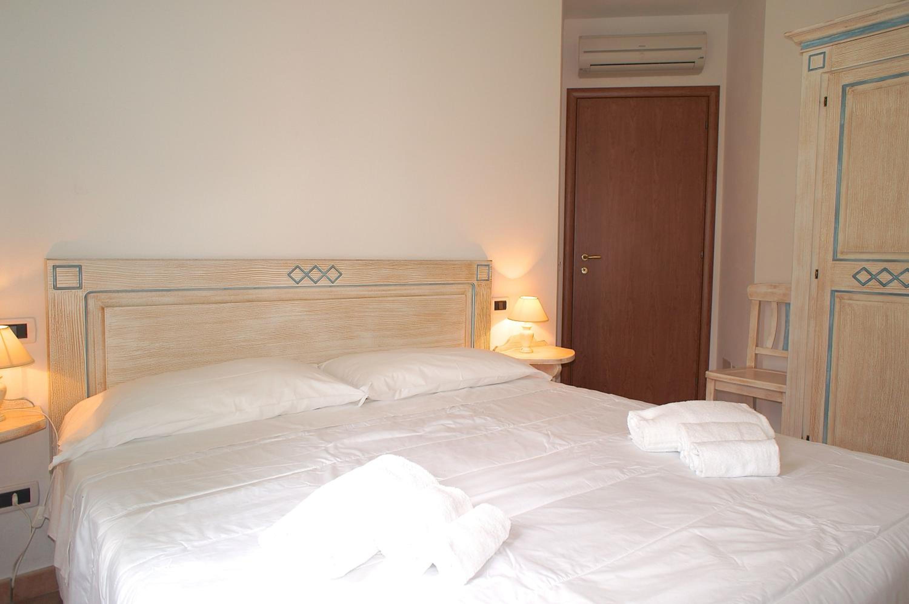 Three-Bedroom Apartment with Balcony and Poll View (6 Adults) photo 3