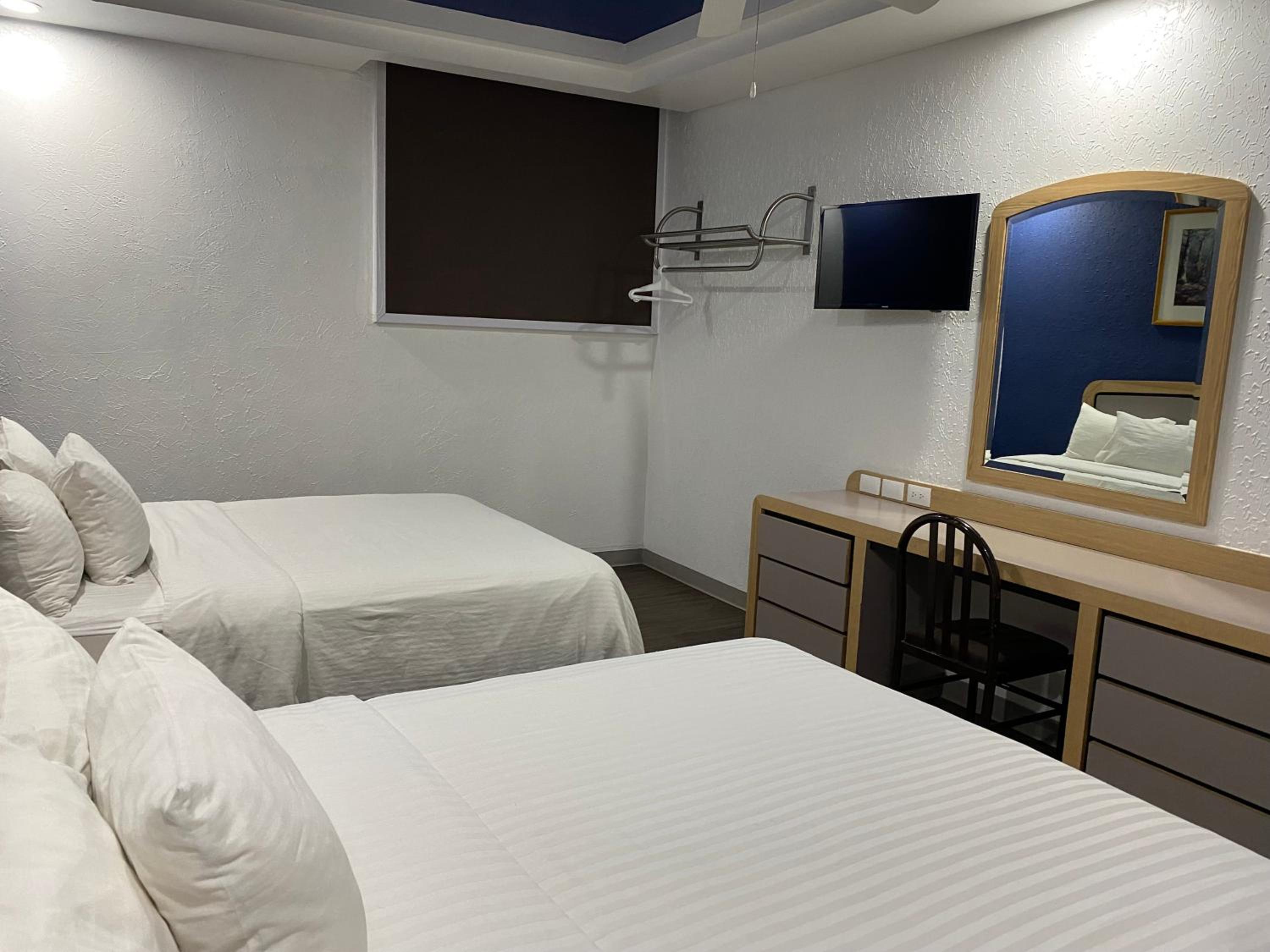 Twin Room - Photo 3